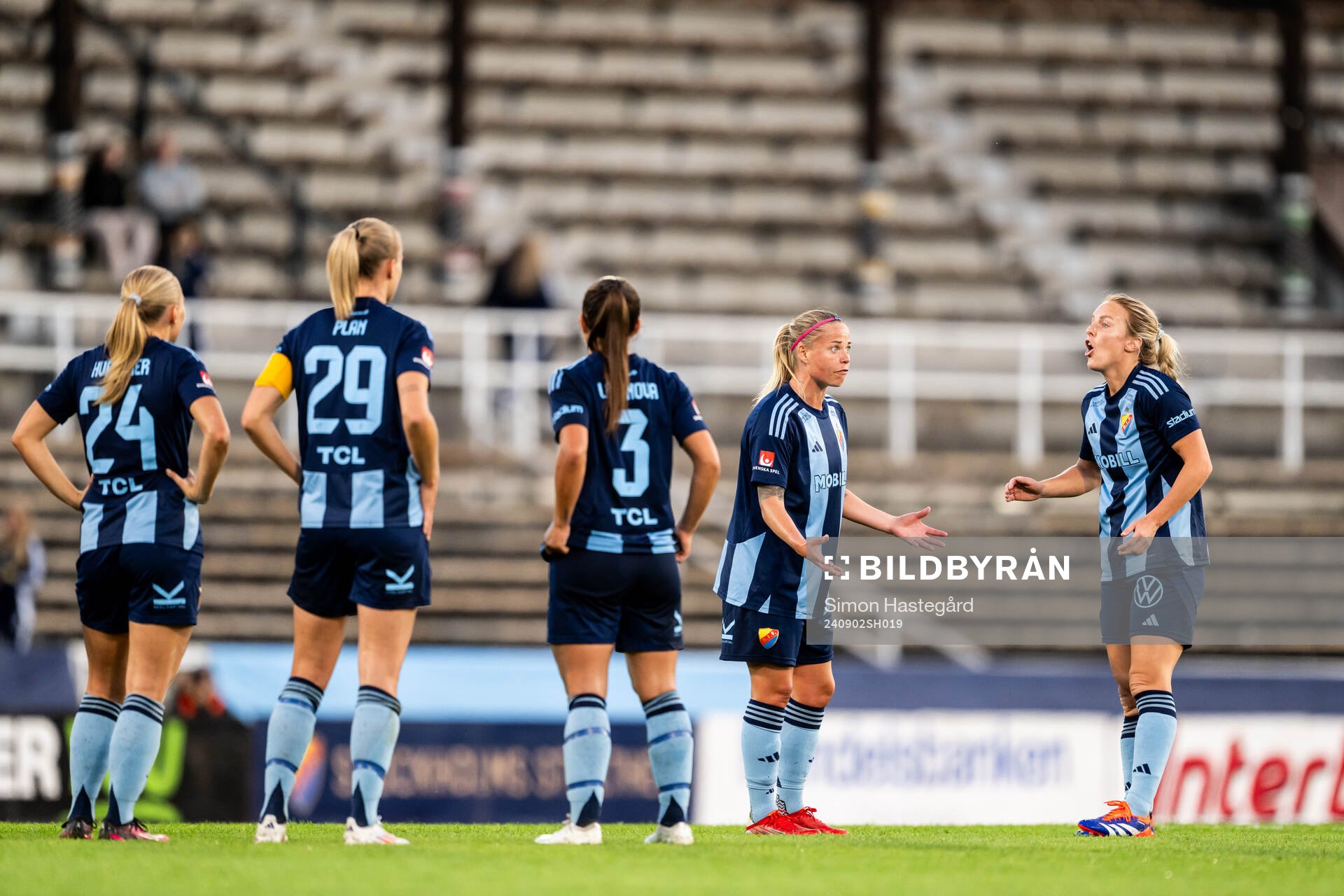 Djurgårdens Therese Åsland och Mimmi Larsson deppar