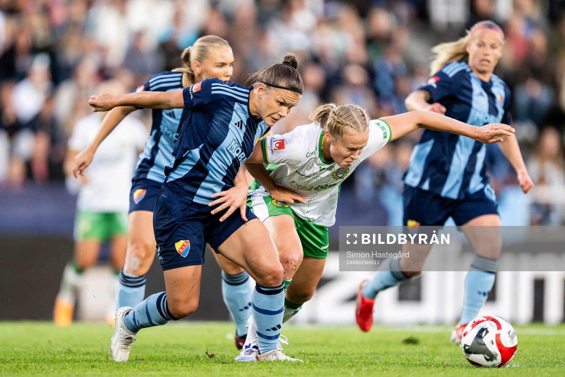 Djurgårdens Alexsandra Lobanova och Hammarbys Julie