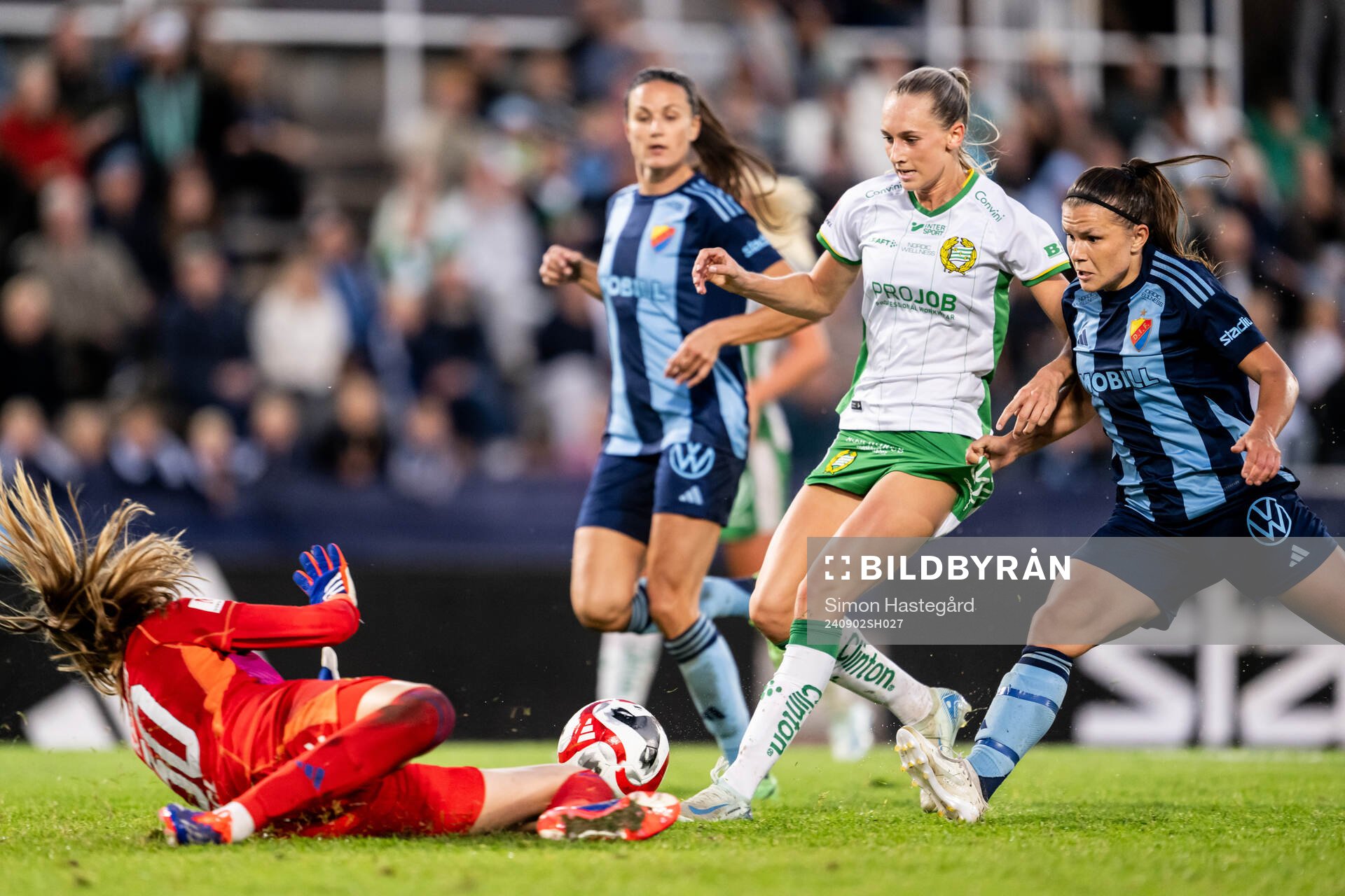 Hammarbys Ellen Wangerheim oroar mot Djurgårdens målvakt