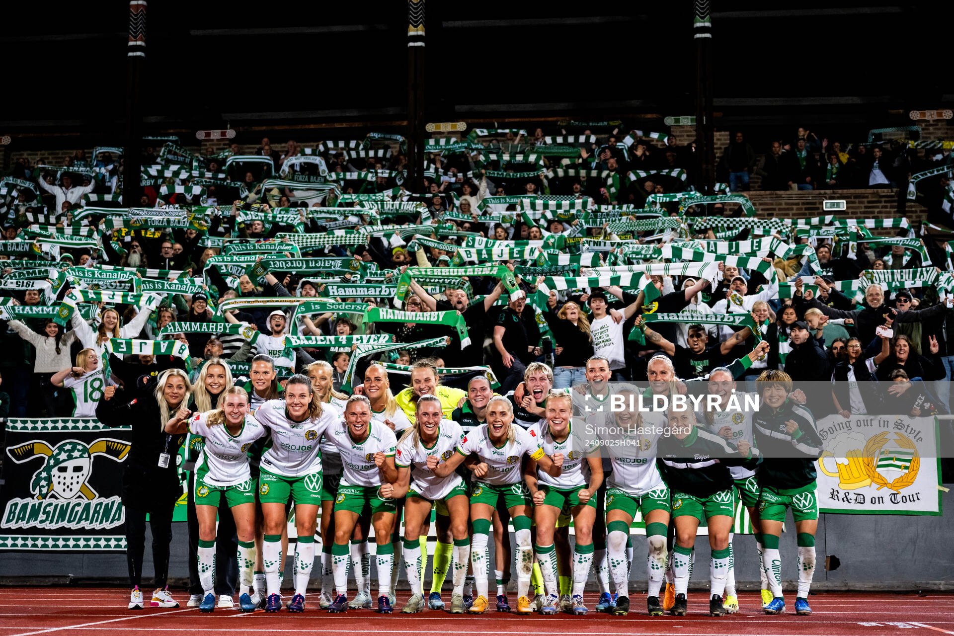 Hammarbys spelare jublar framför sina supportrar