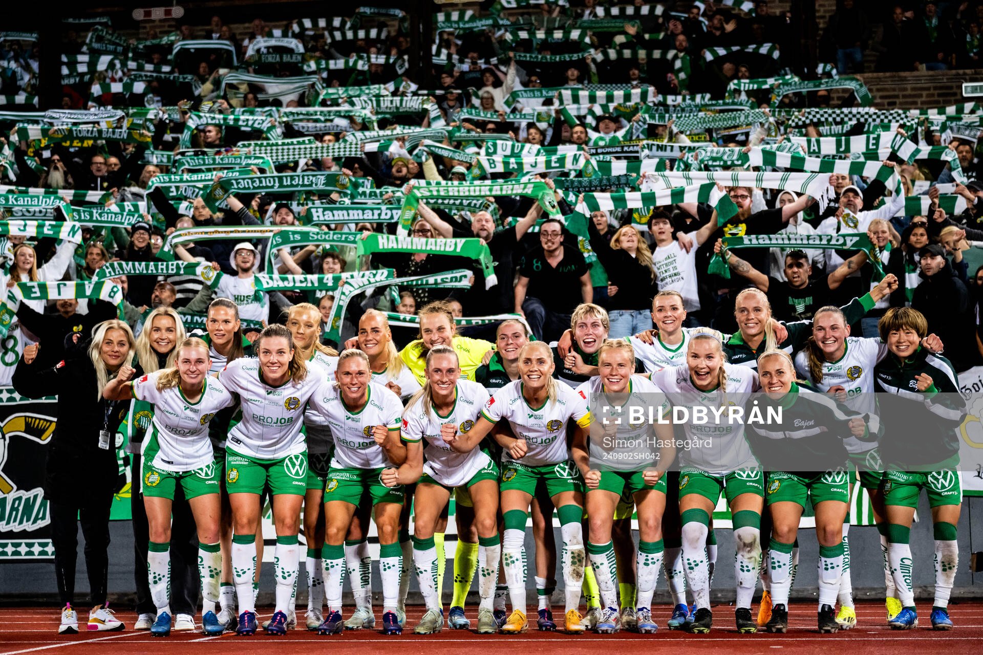 Hammarbys spelare jublar framför sina supportrar