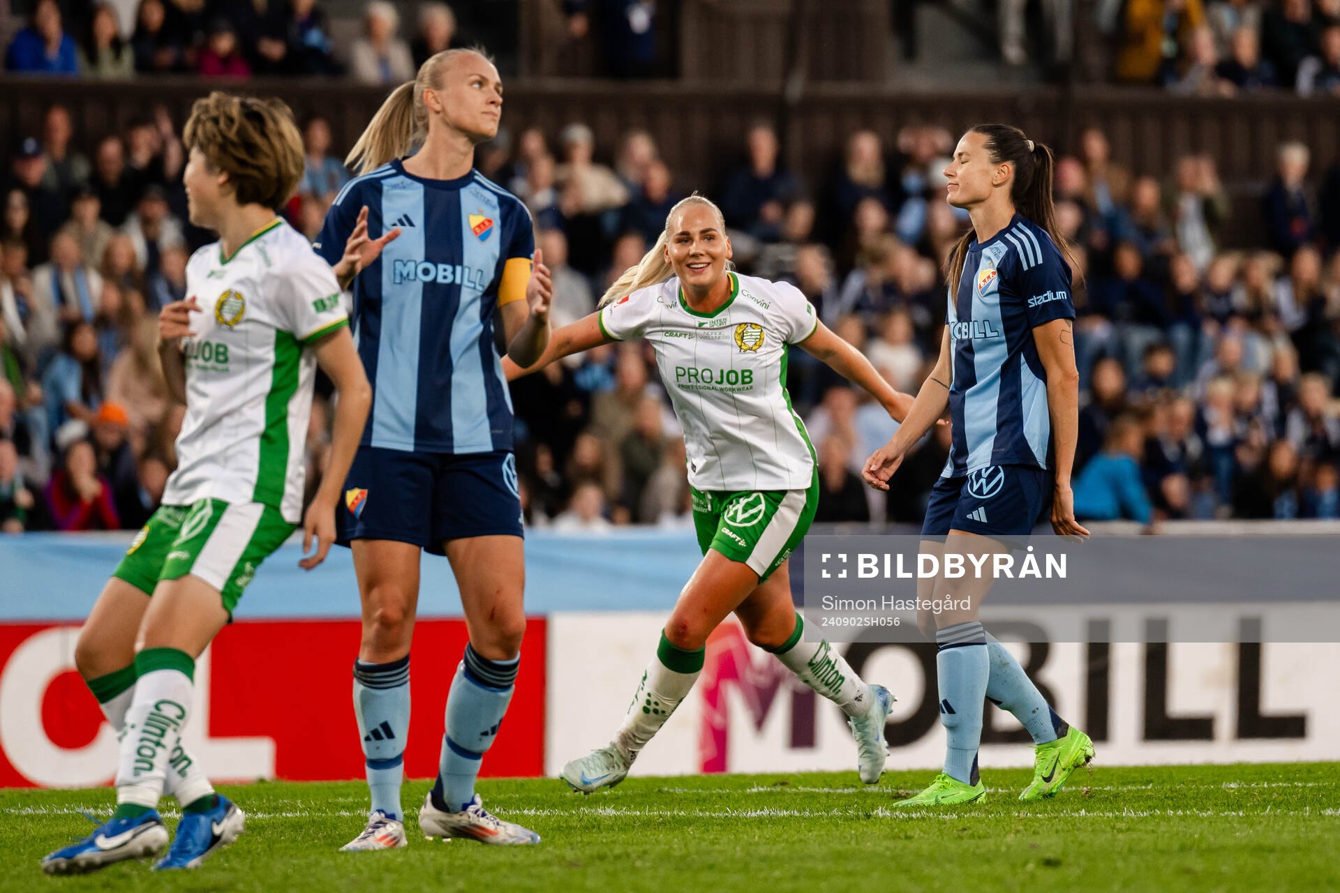 Hammarbys Cathinka Tandberg jublar samtidigt som