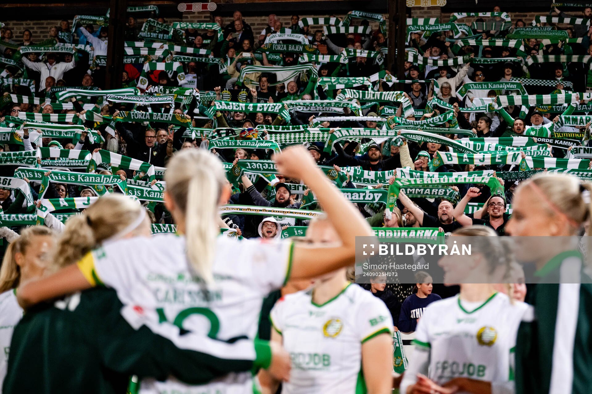 Hammarbys supportrar jublar