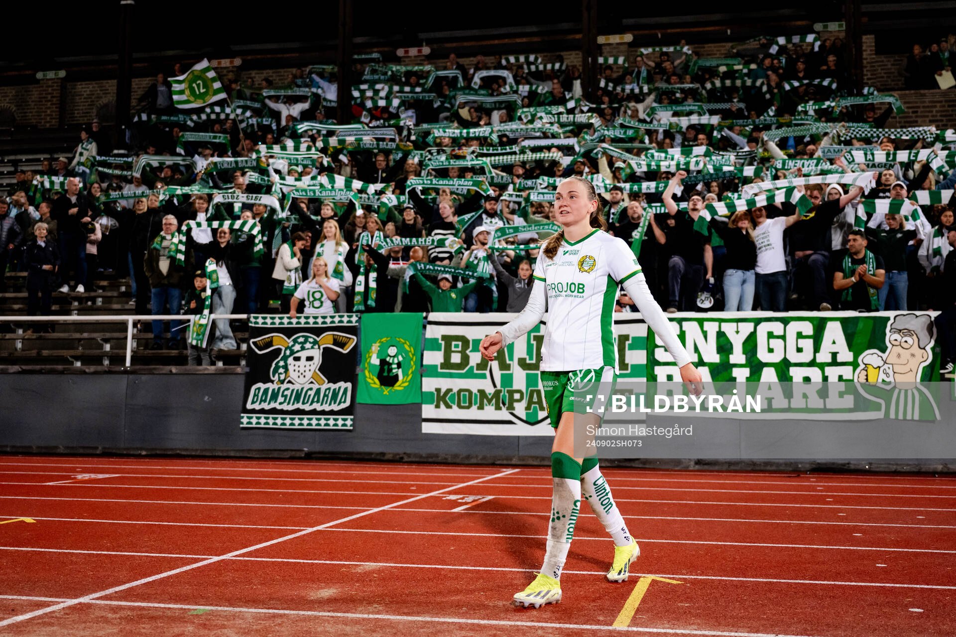 Hammarbys Vilde Hasund jublar med supportrar