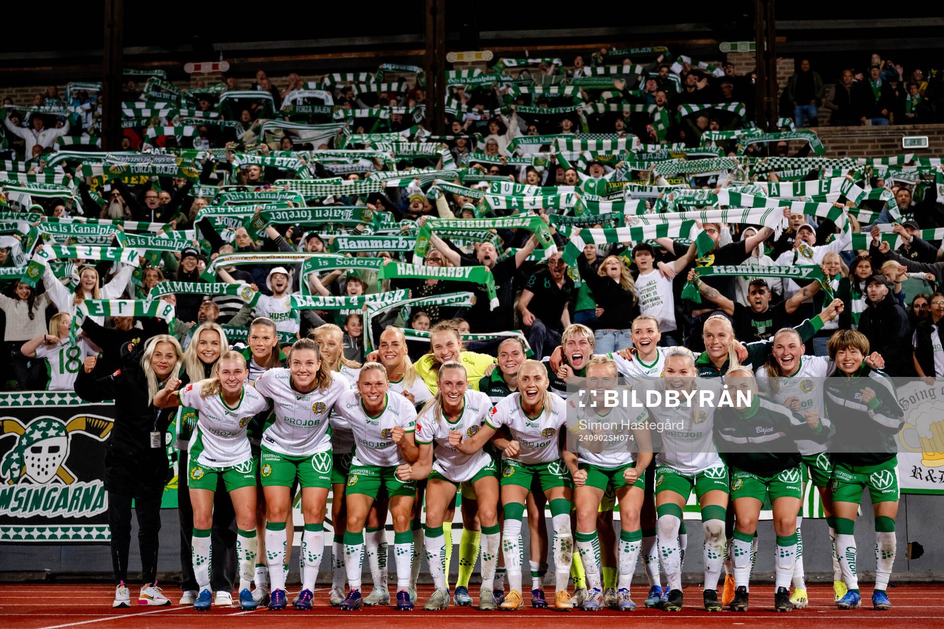 Hammarbys spelare och supportrar jublar