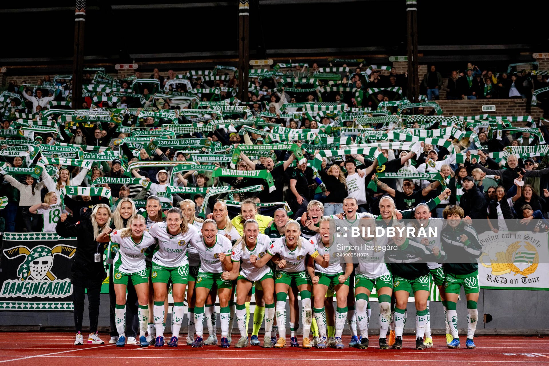 Hammarbys spelare och supportrar jublar