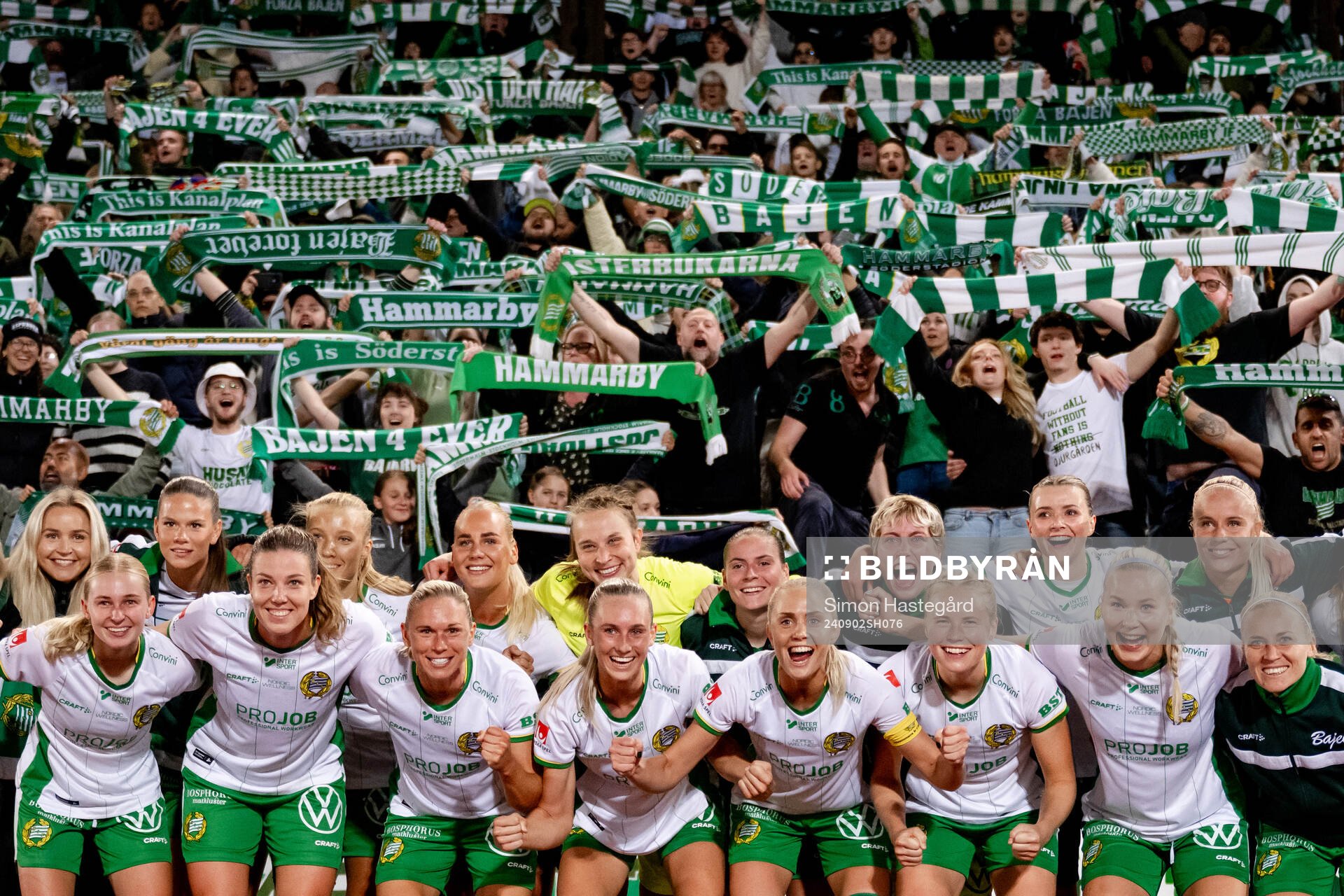 Hammarbys spelare och supportrar jublar