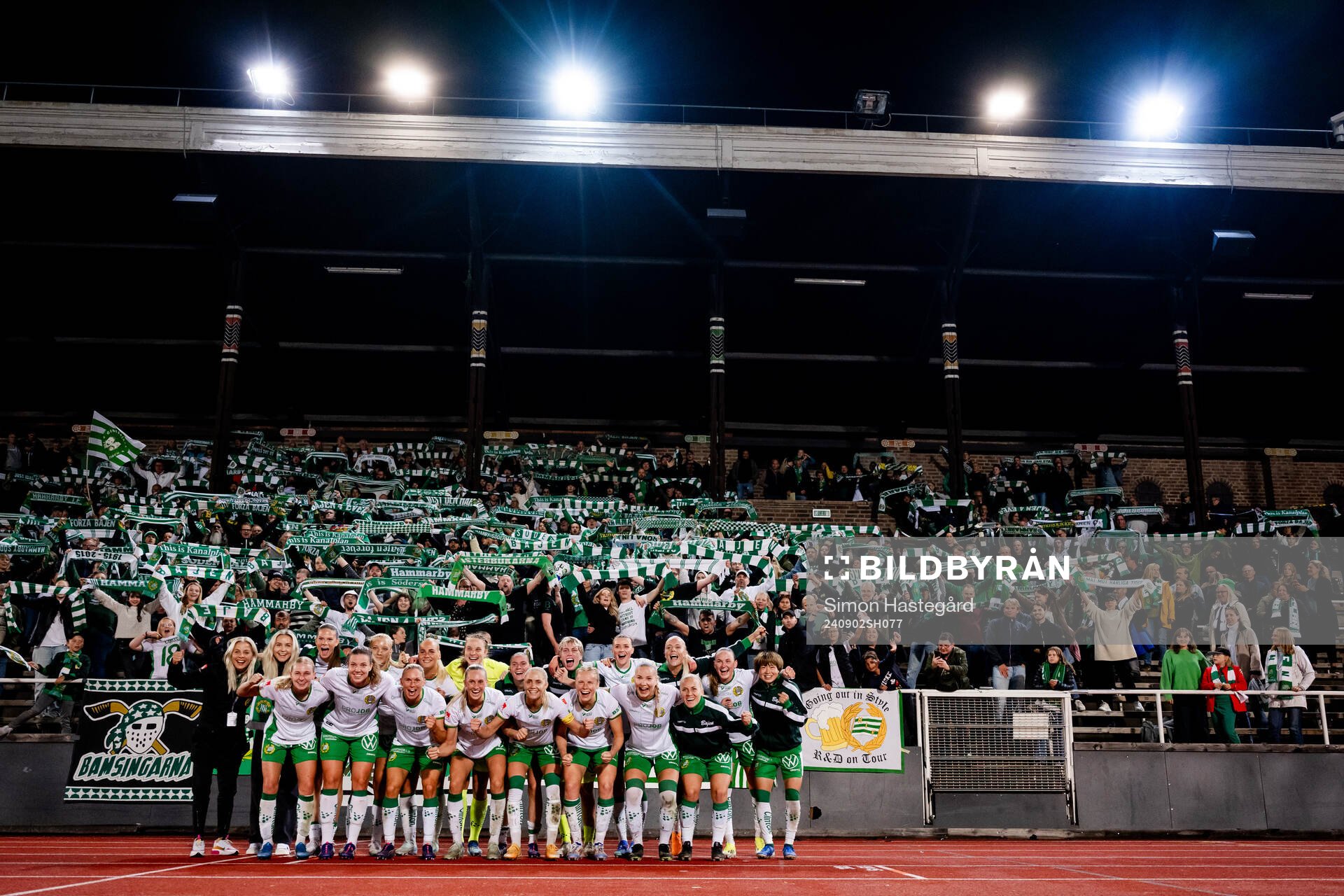 Hammarbys spelare och supportrar jublar