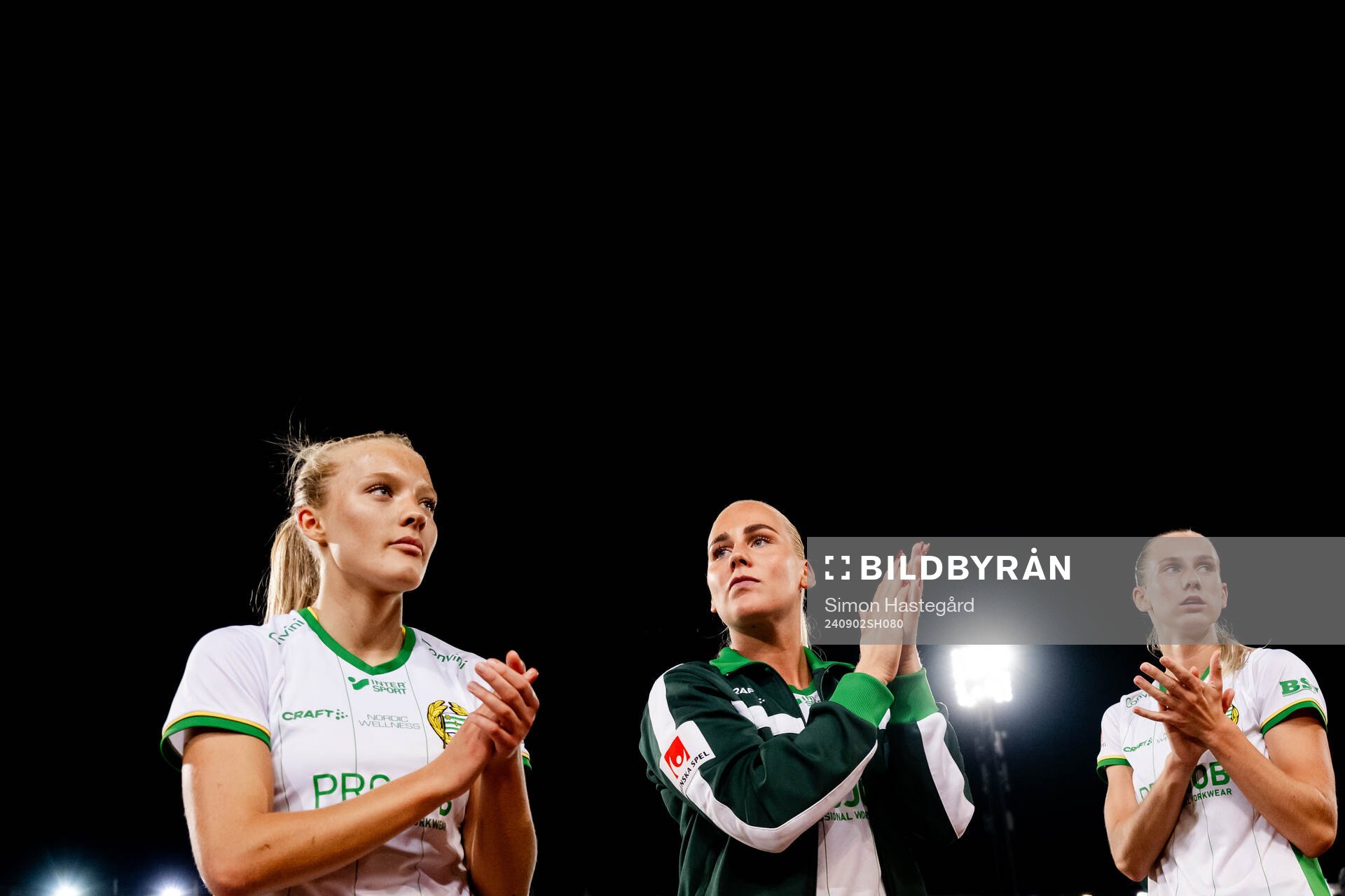 Hammarbys Smilla Holmberg , Cathinka Tandberg och Ellen Wangerheim jublar efter fotbollsmatchen i Damallsvenskan mellan Djurgården och Hammarby den 2 september 2024 i Stockholm.