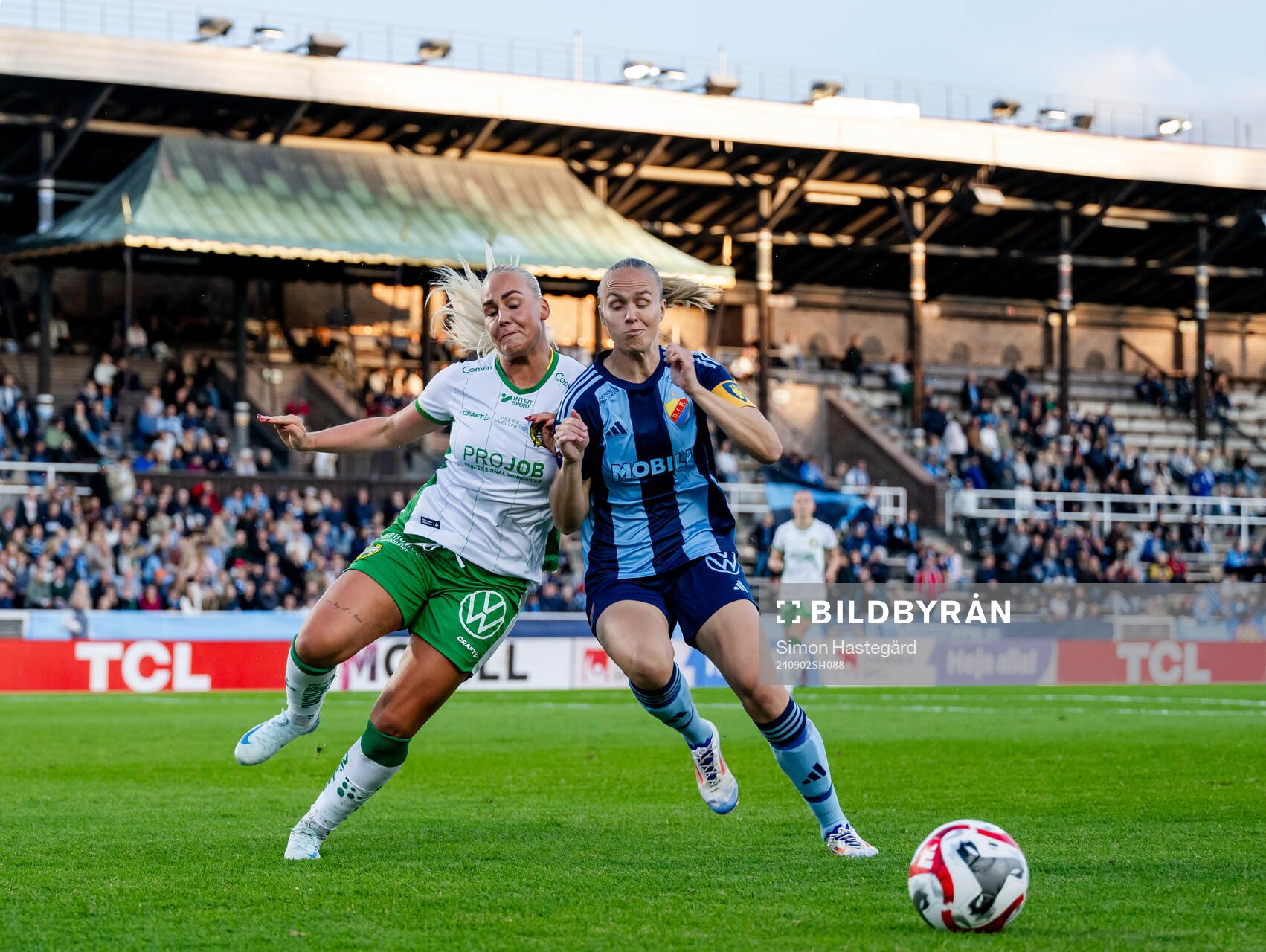 Hammarbys Cathinka Tandberg  och Djurgårdens Matilda Plan