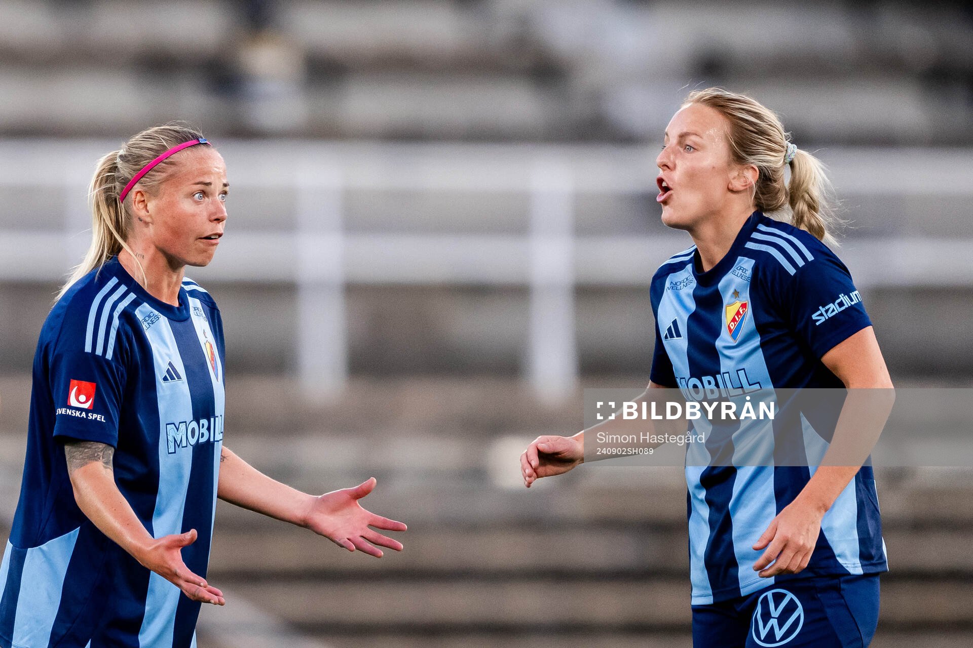 Djurgårdens Therese Åsland och Mimmi Larsson deppar
