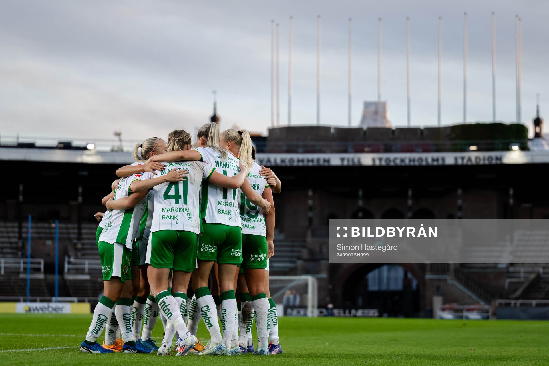 Hammarbys spelare jublar med Cathinka Tandberg