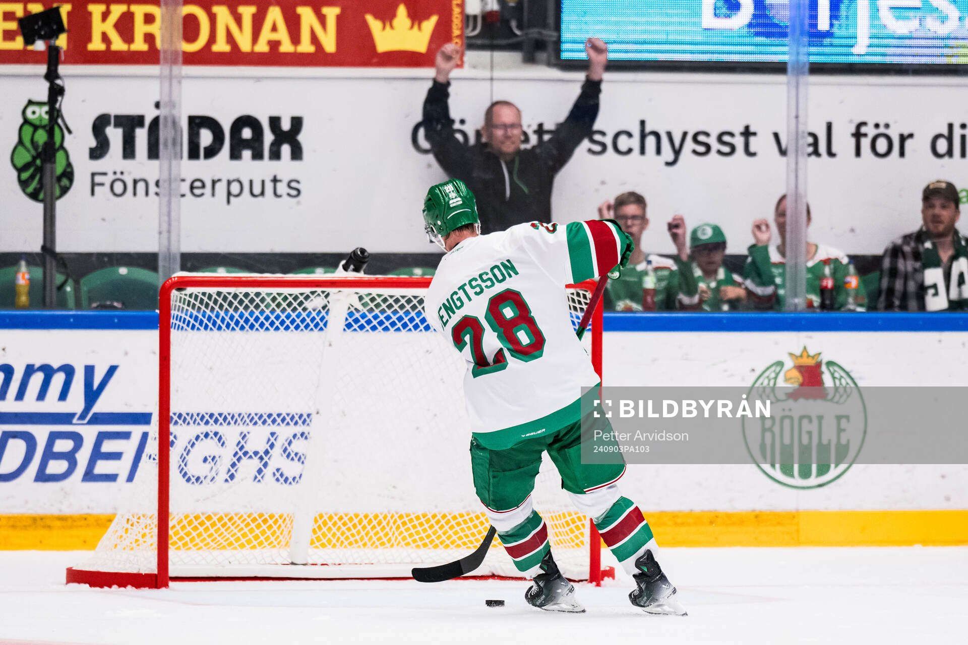 Rögles Anton Bengtsson gör 1-0 i tom kasse i