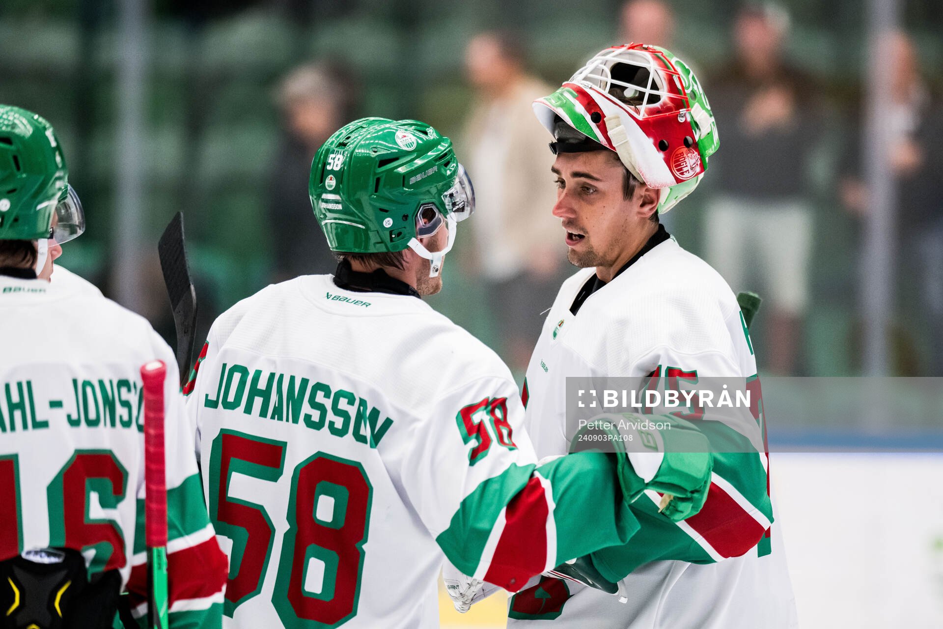 Rögles Filip Johansson och målvakt Arvid Holm jublar