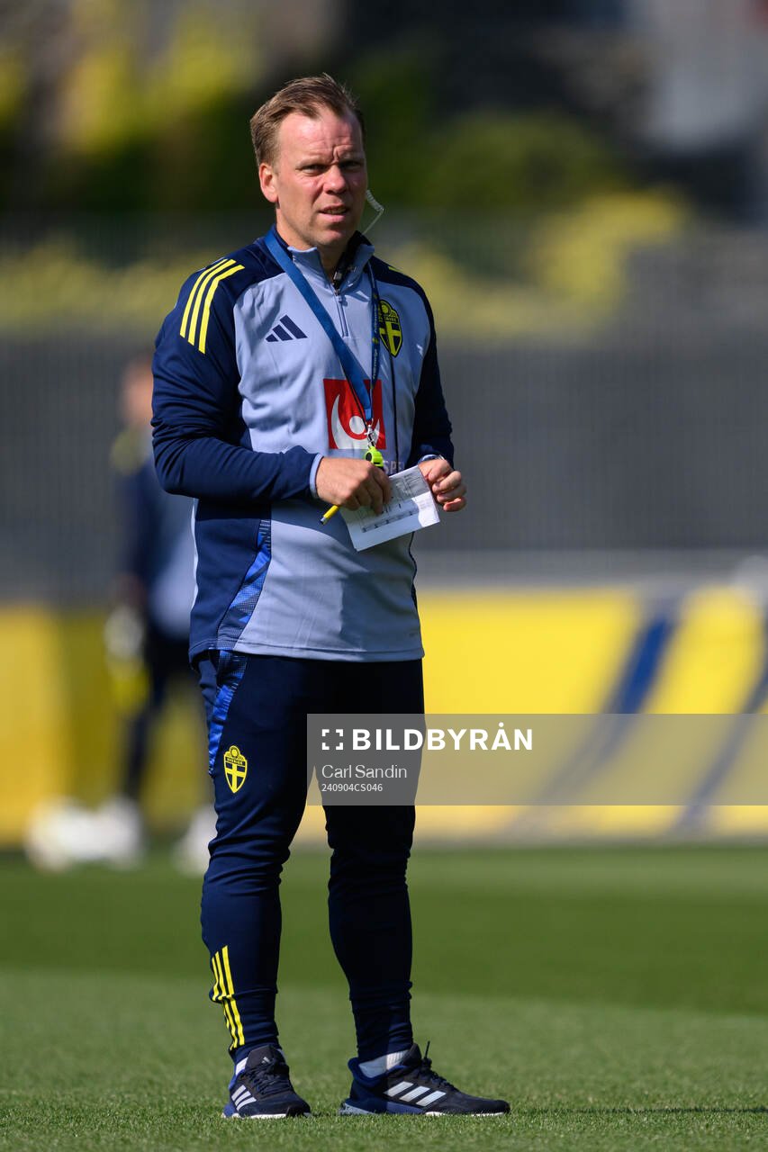 assistant coach Viktor Eriksson