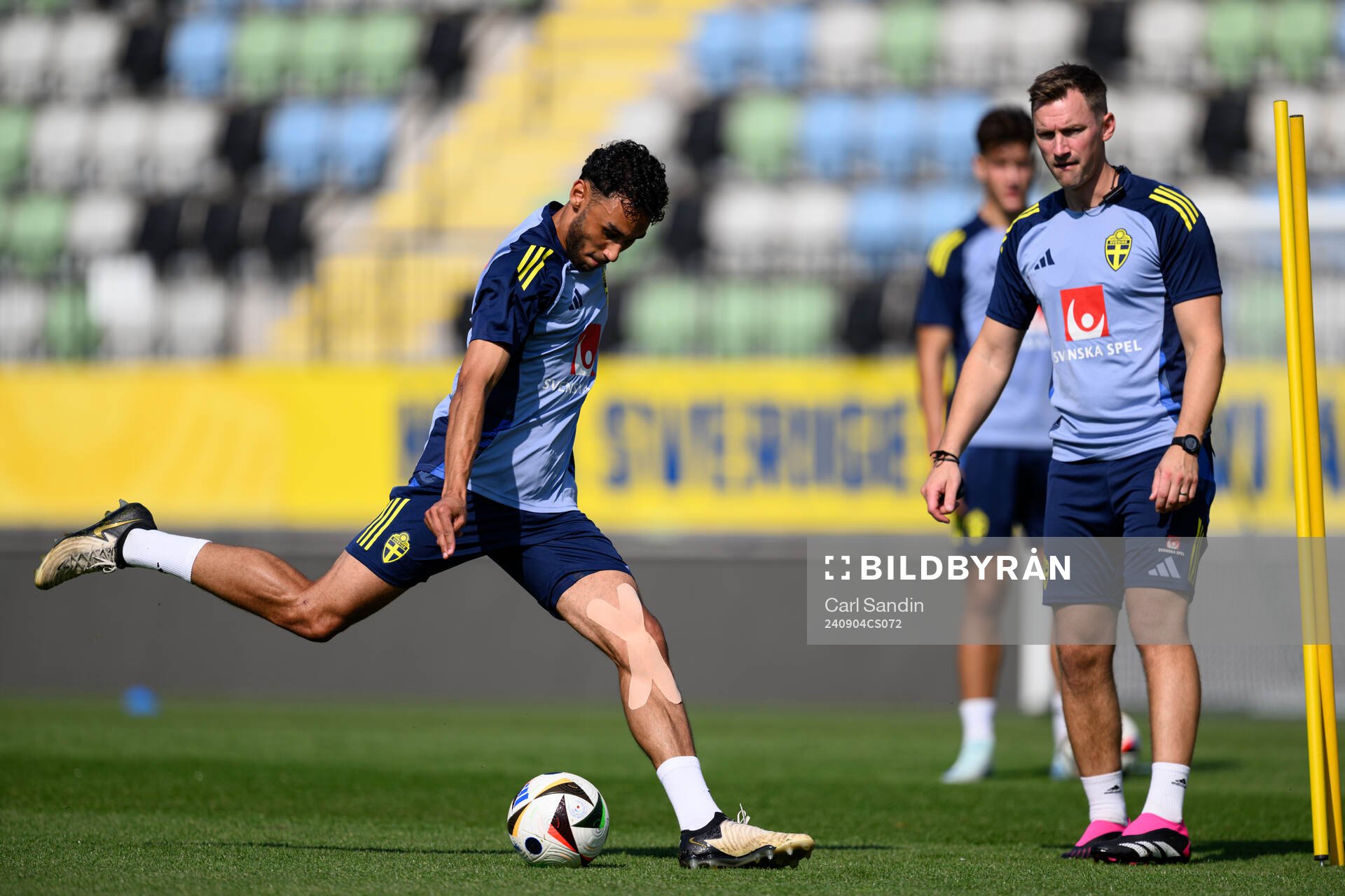 Joakim Persson and physio Rickard Engström during a training session with the Swedish under-21 national football team on September 4, 2024 in Jönköping.