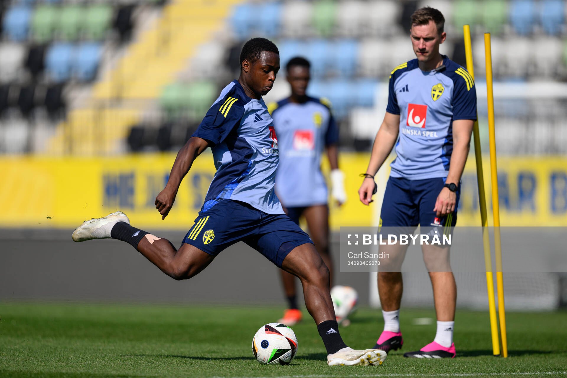 Richie Omorowa and physio Rickard Engström during a training session with the Swedish under-21 national football team on September 4, 2024 in Jönköping.