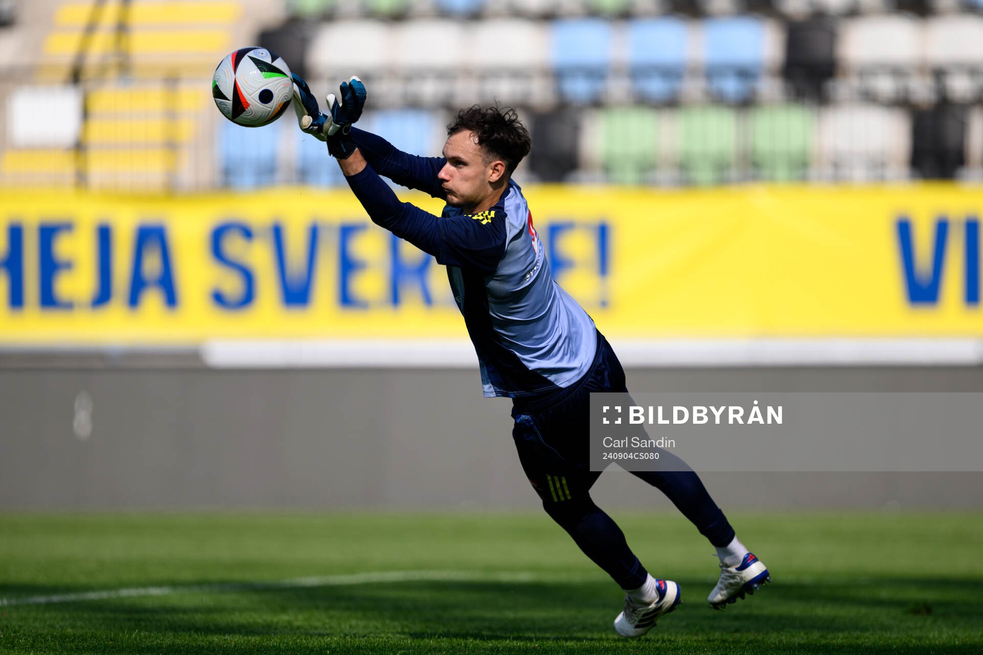 Goalkeeper Elis Bishesari