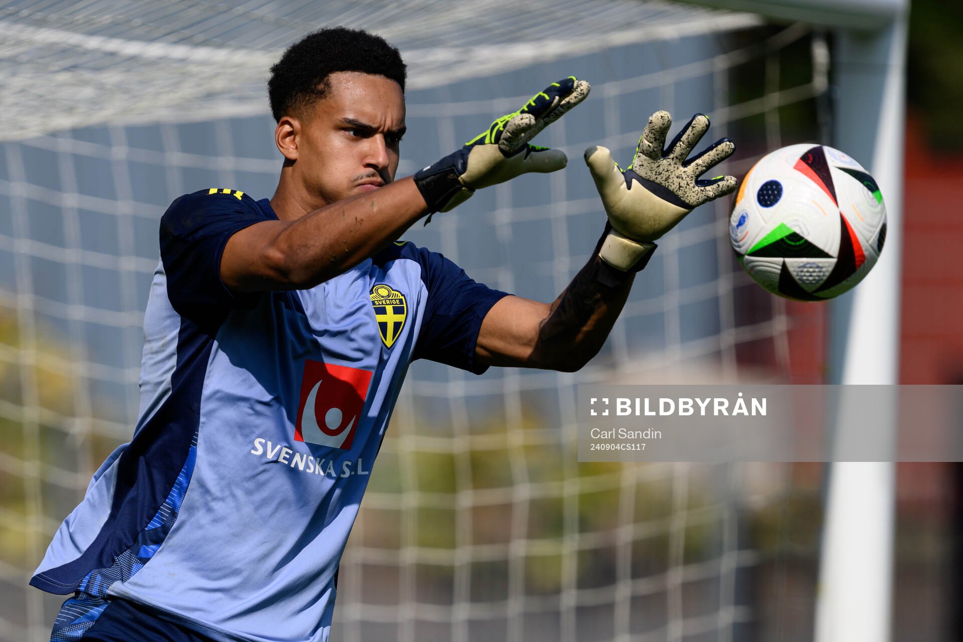 Goalkeeper Oliver Dovin