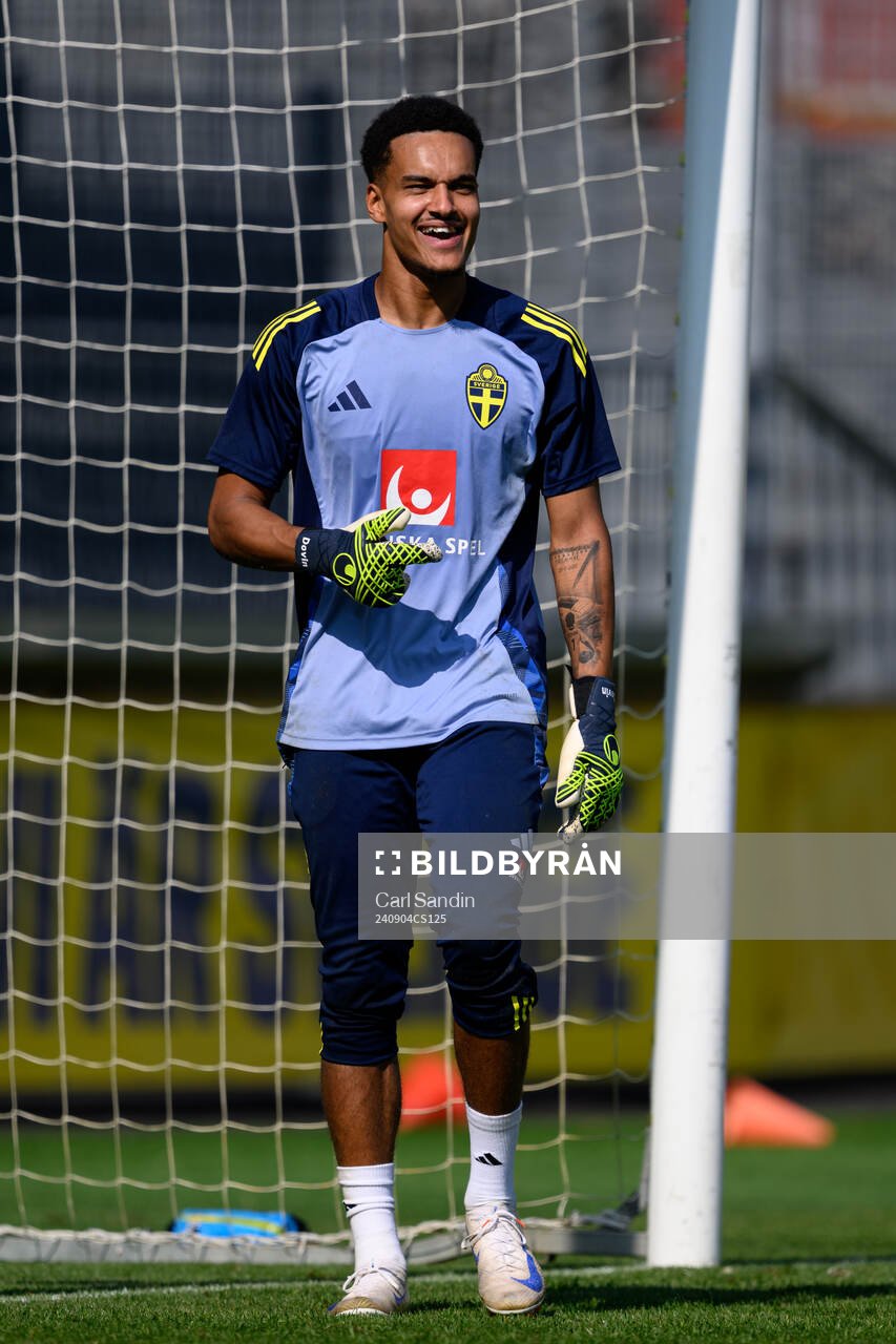 Goalkeeper Oliver Dovin