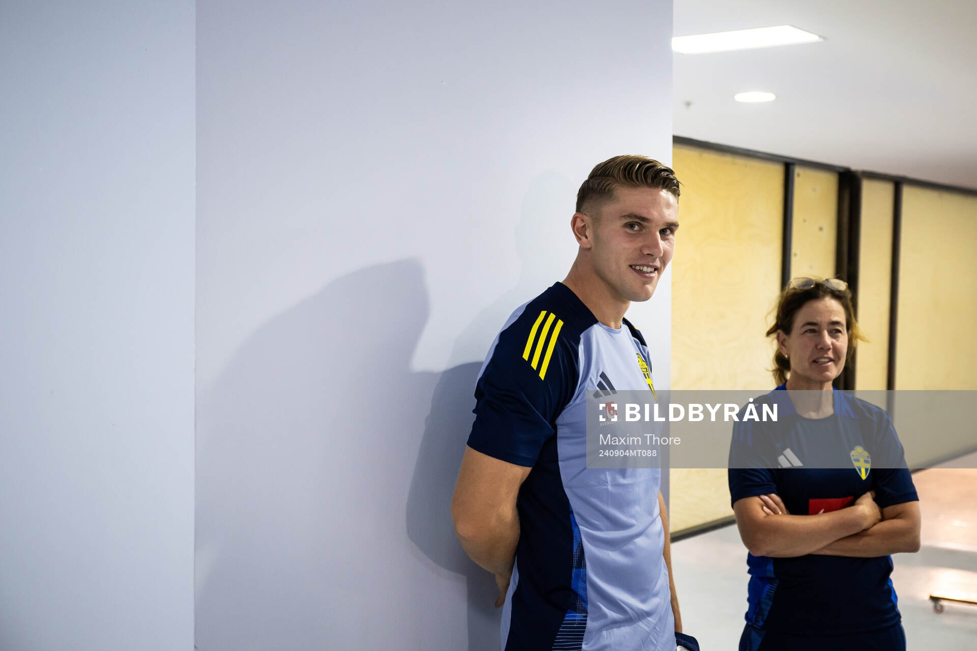 Viktor Gyökeres and media officer Petra Thorén of the