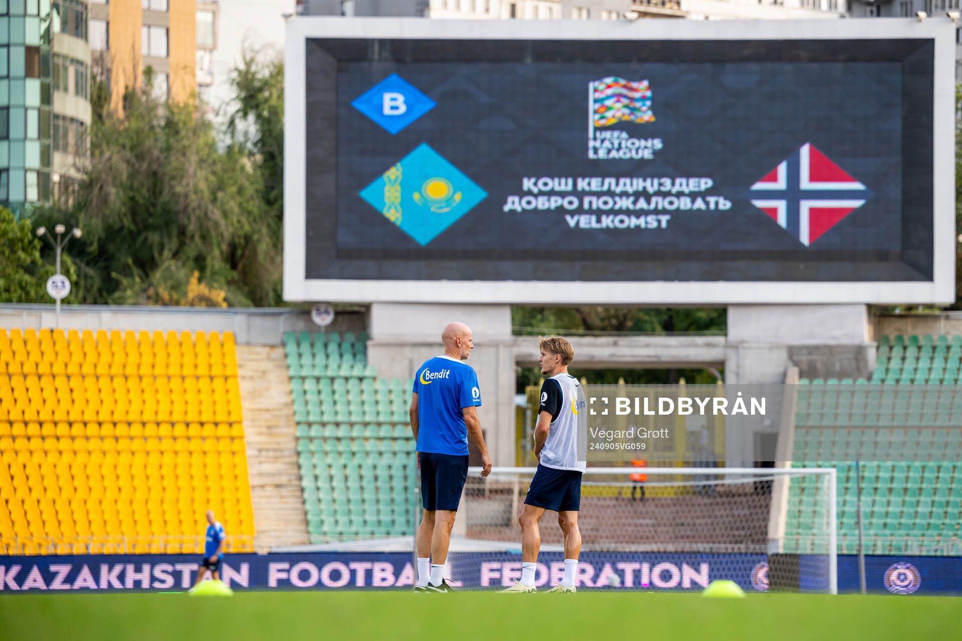 Ståle Solbakken, head coach of the Norwegian national football team, and Martin Ødegaard during a training session on September 5, 2024 in Almaty.