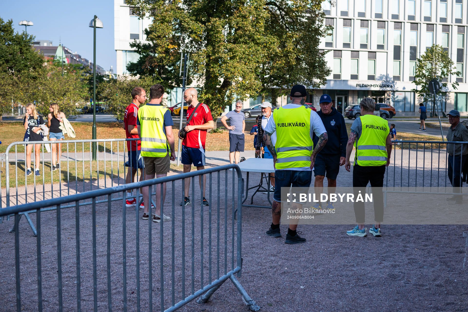 Publikvård personal införfotbollsmatchen i Damallsvenskan