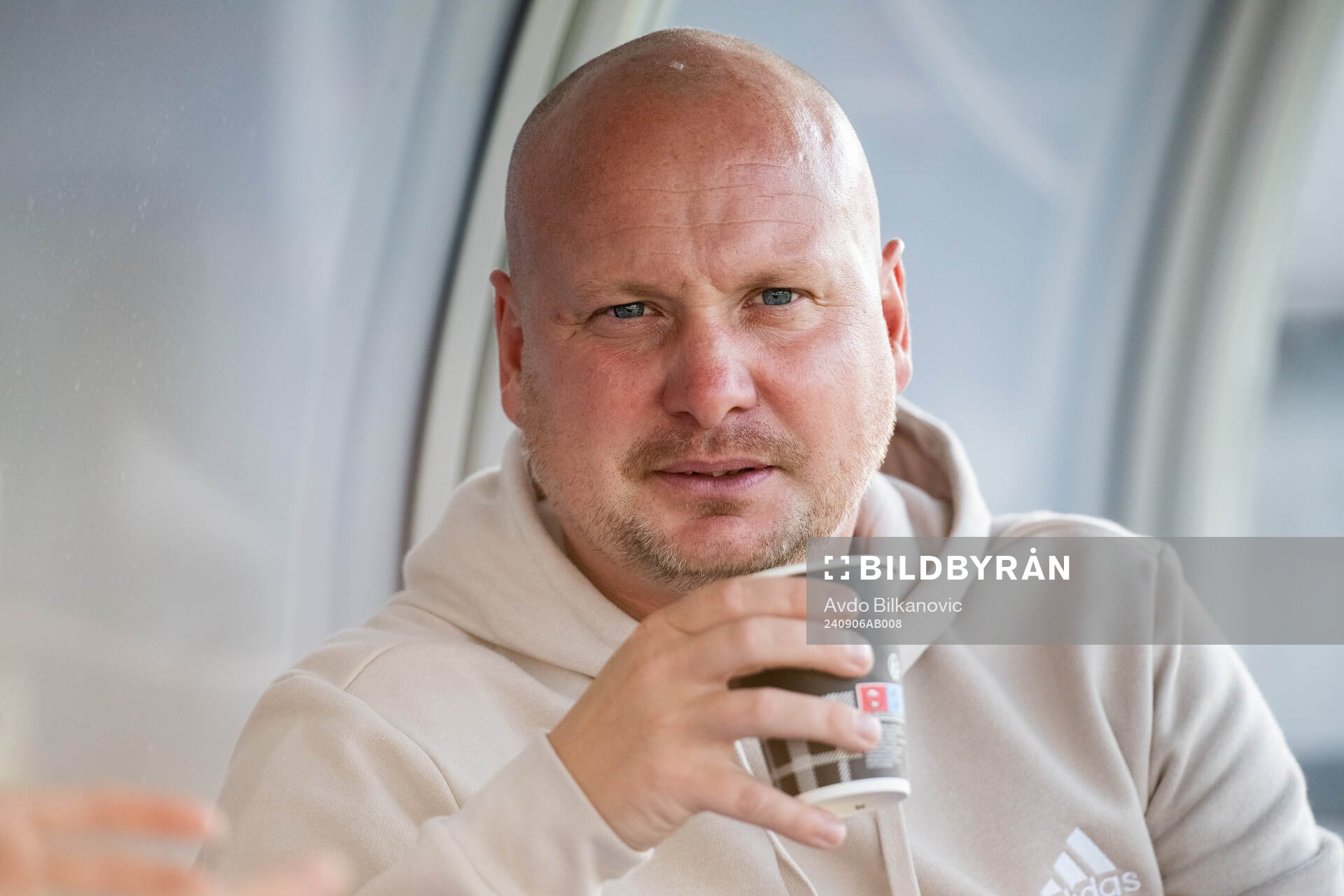 FC Rosengårds tränare Joel Kjetselberg med en kopp kaffe