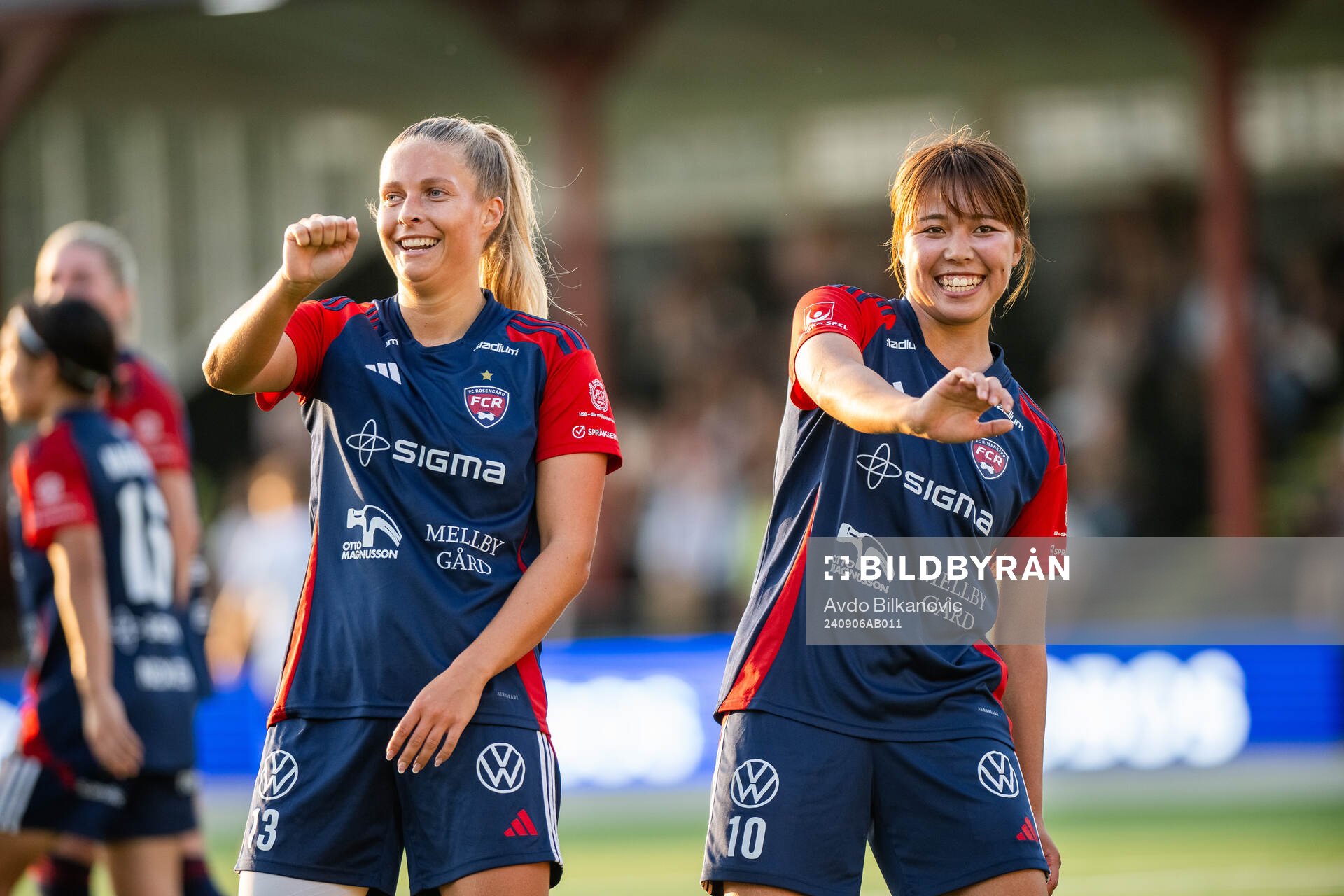 FC Rosengårds Olivia Holdt och Momoko Tanikawa jublar