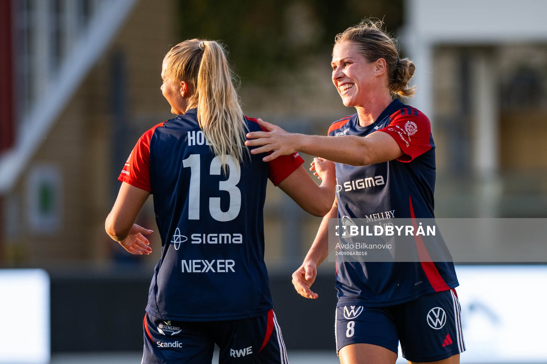 FC Rosengårds Olivia Holdt och Rebecca Knaak jublar