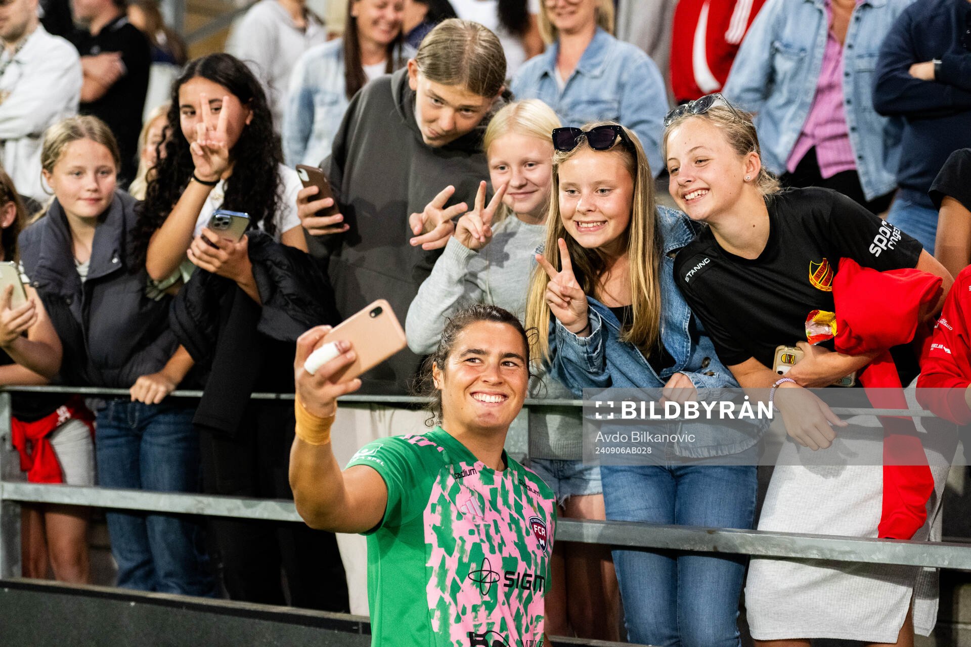 FC Rosengårds målvakt Eartha Cumings tar selfies med