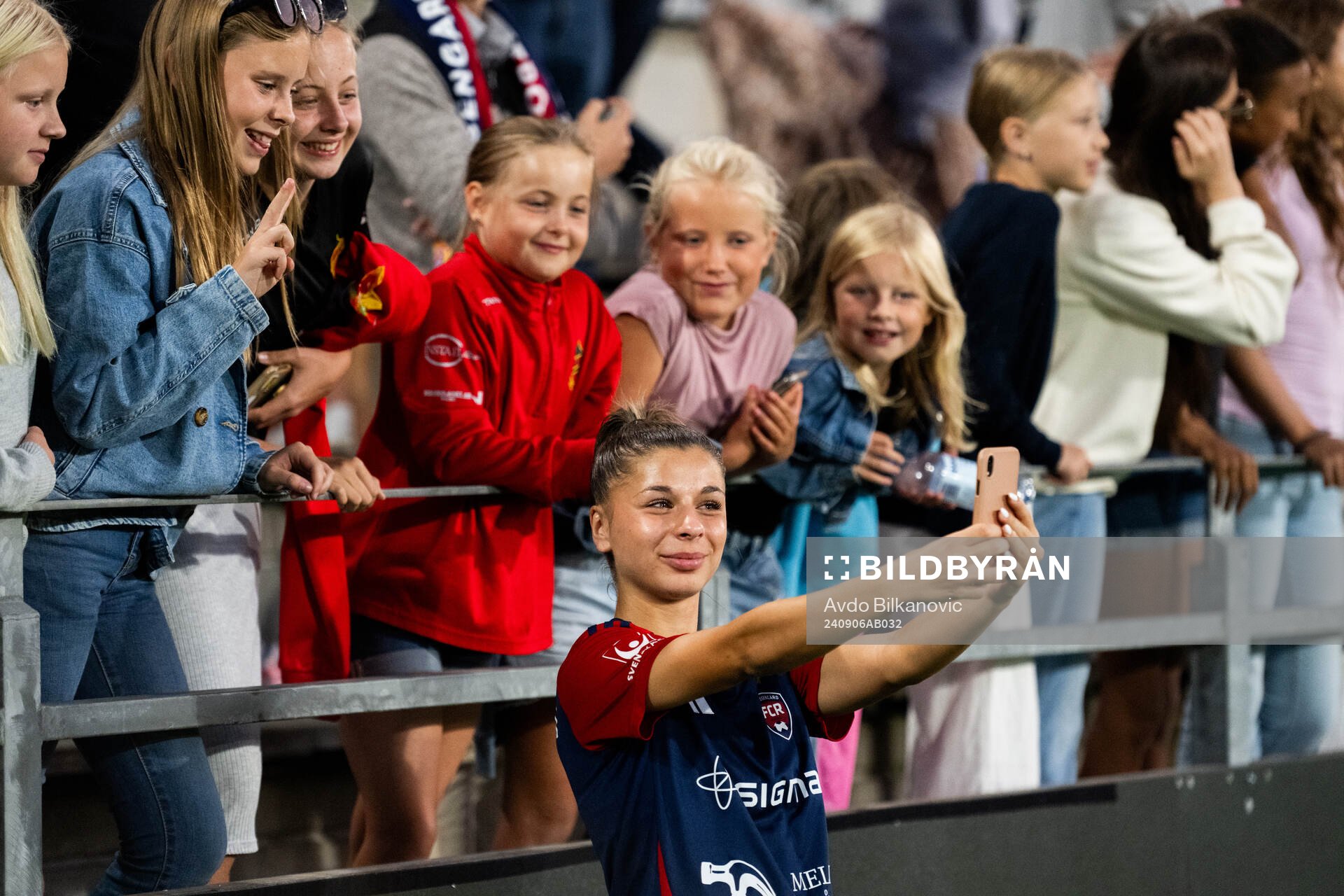 FC Rosengårds Mikaela Stojanovska tar selfies med publiken