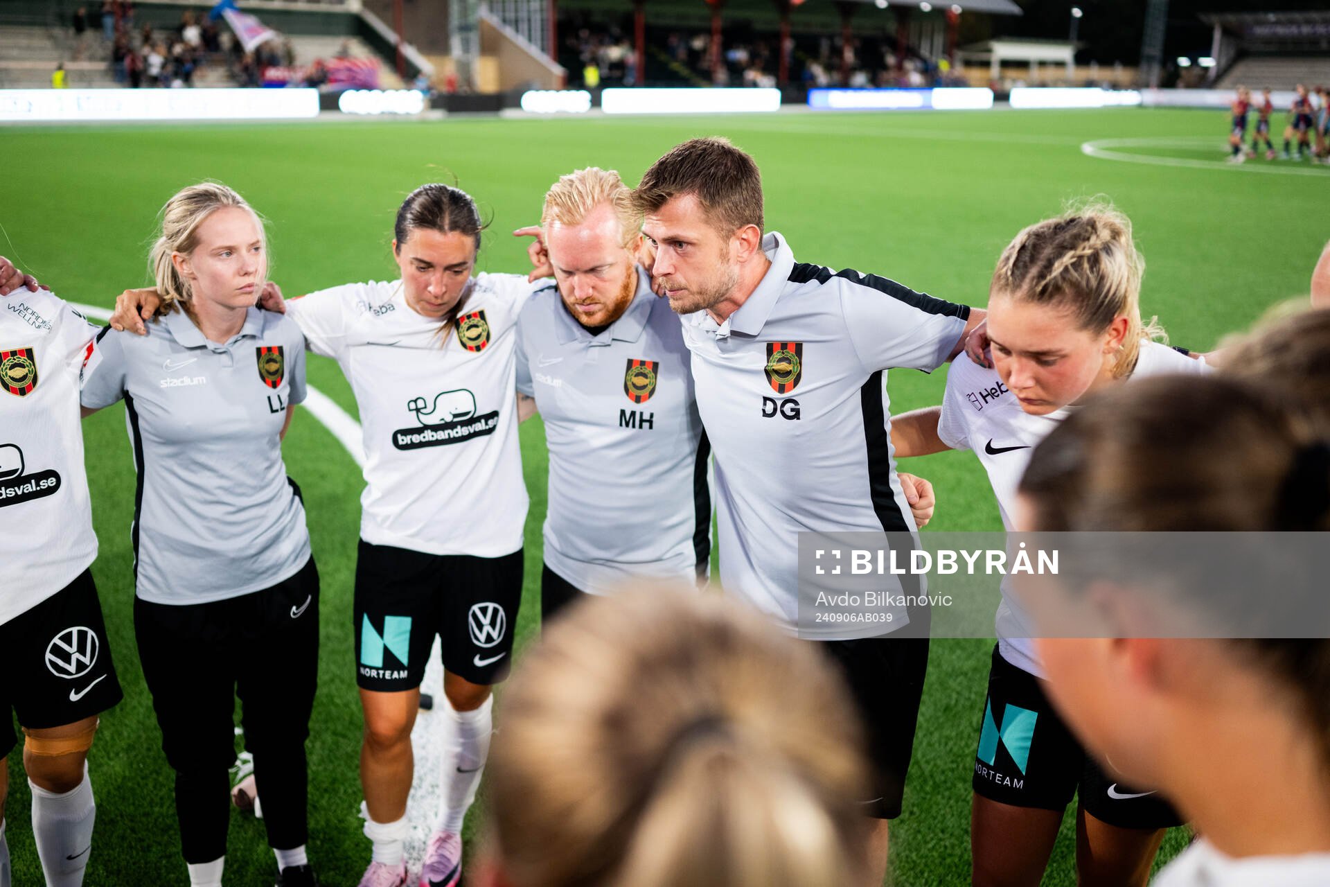 Brommapojkarnas tränare Daniel Gunnars och spelare deppar