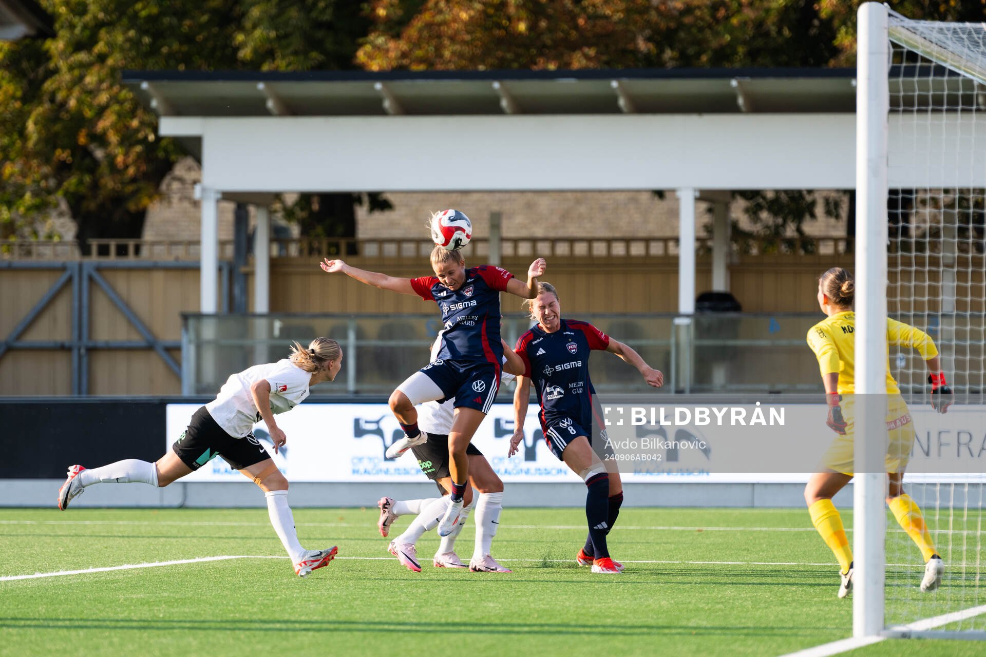 FC Rosengårds Olivia Holdt nickar