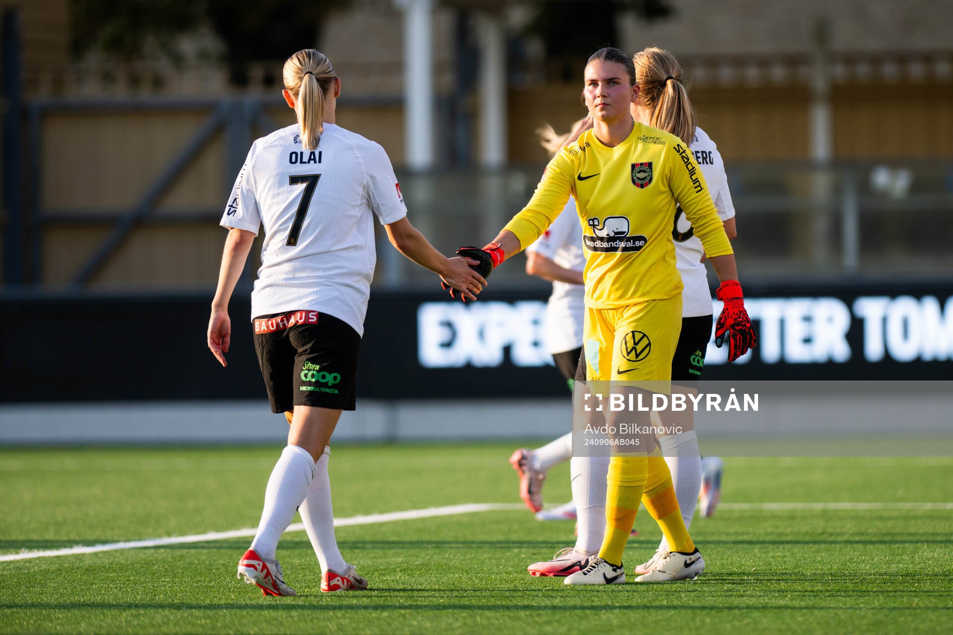 Brommapojkarnas målvakt Anna Aurora Koivunen och Sara Olai