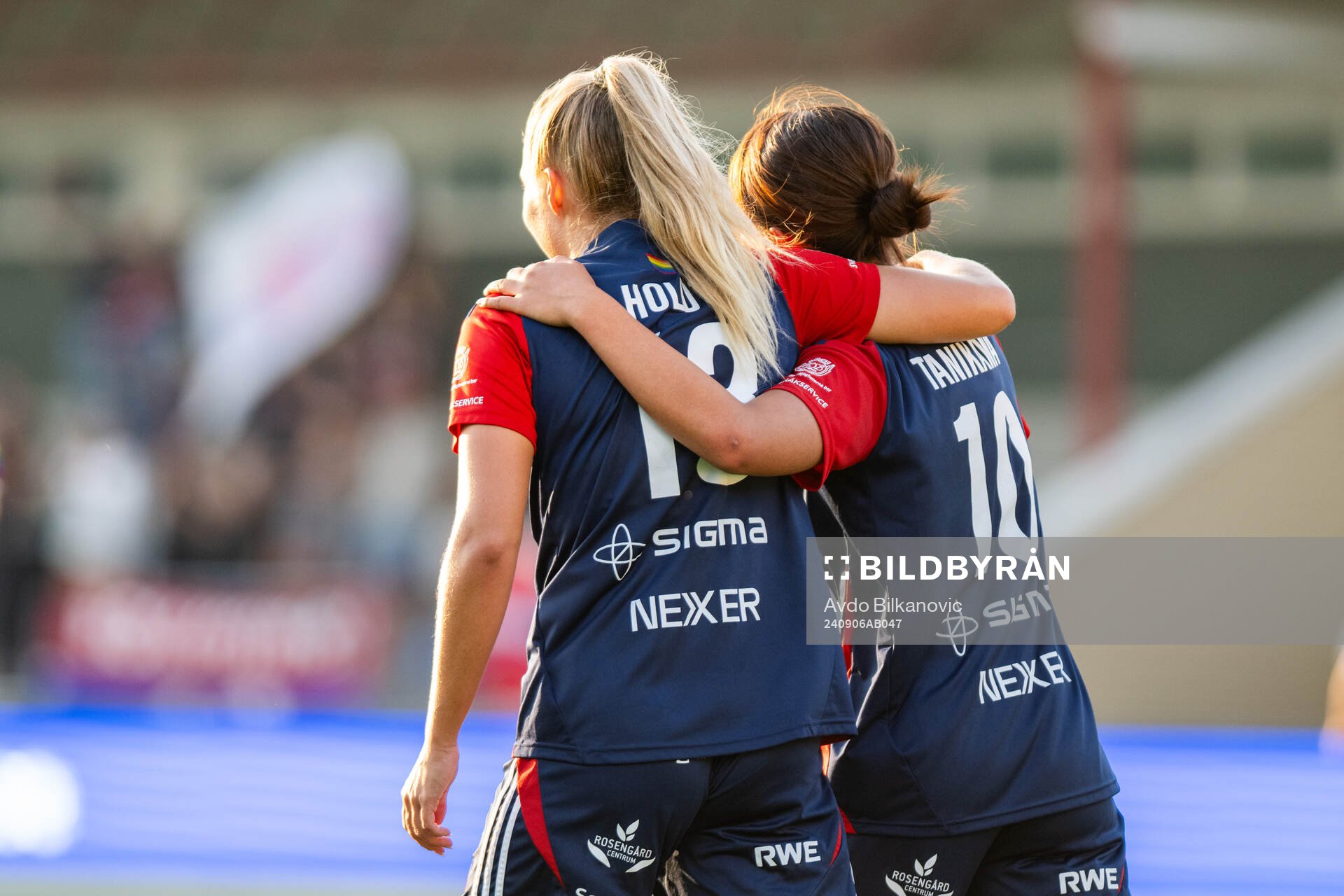 FC Rosengårds Olivia Holdt och Momoko Tanikawa jublar