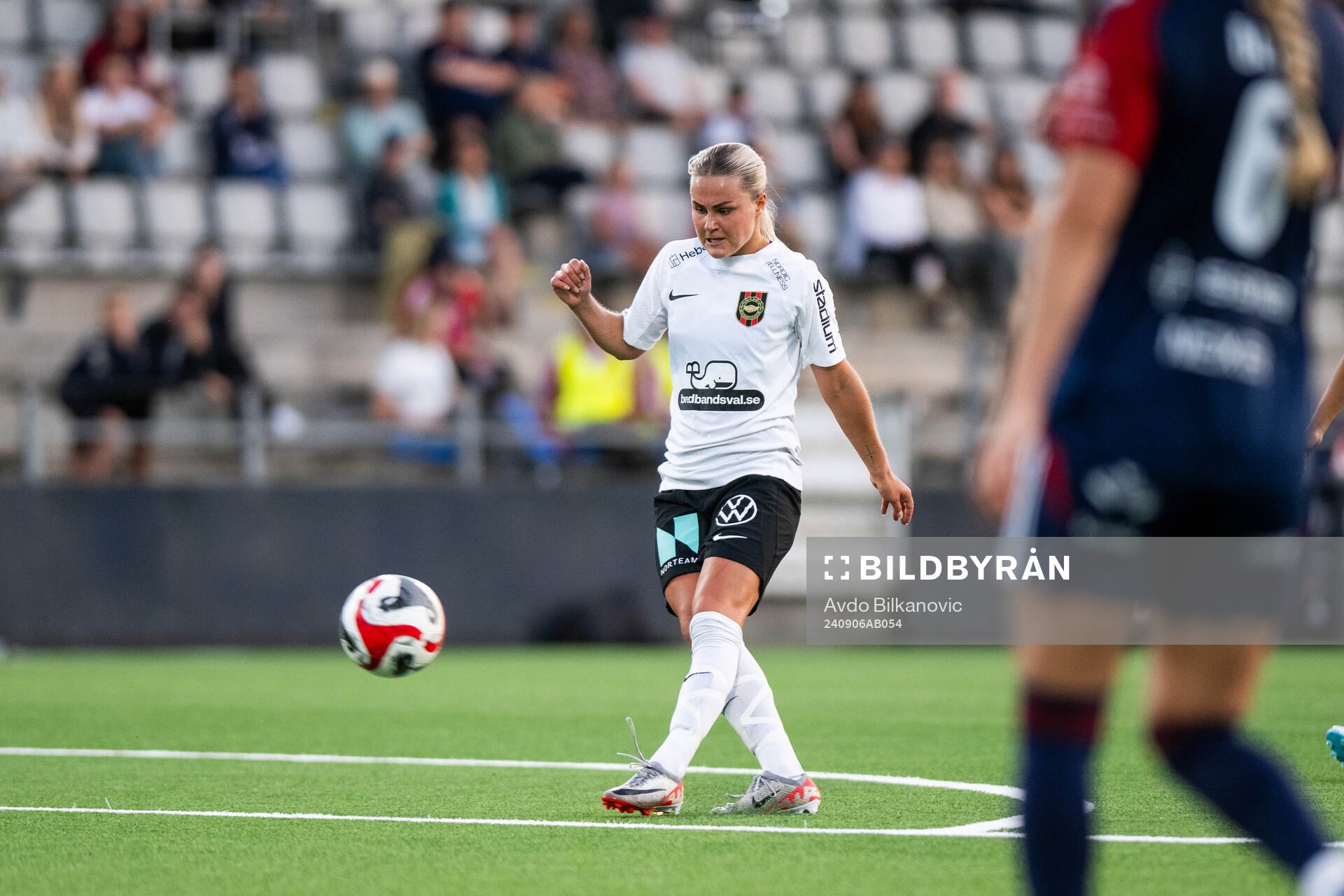 Brommapojkarnas Johanna Svedberg skjuter