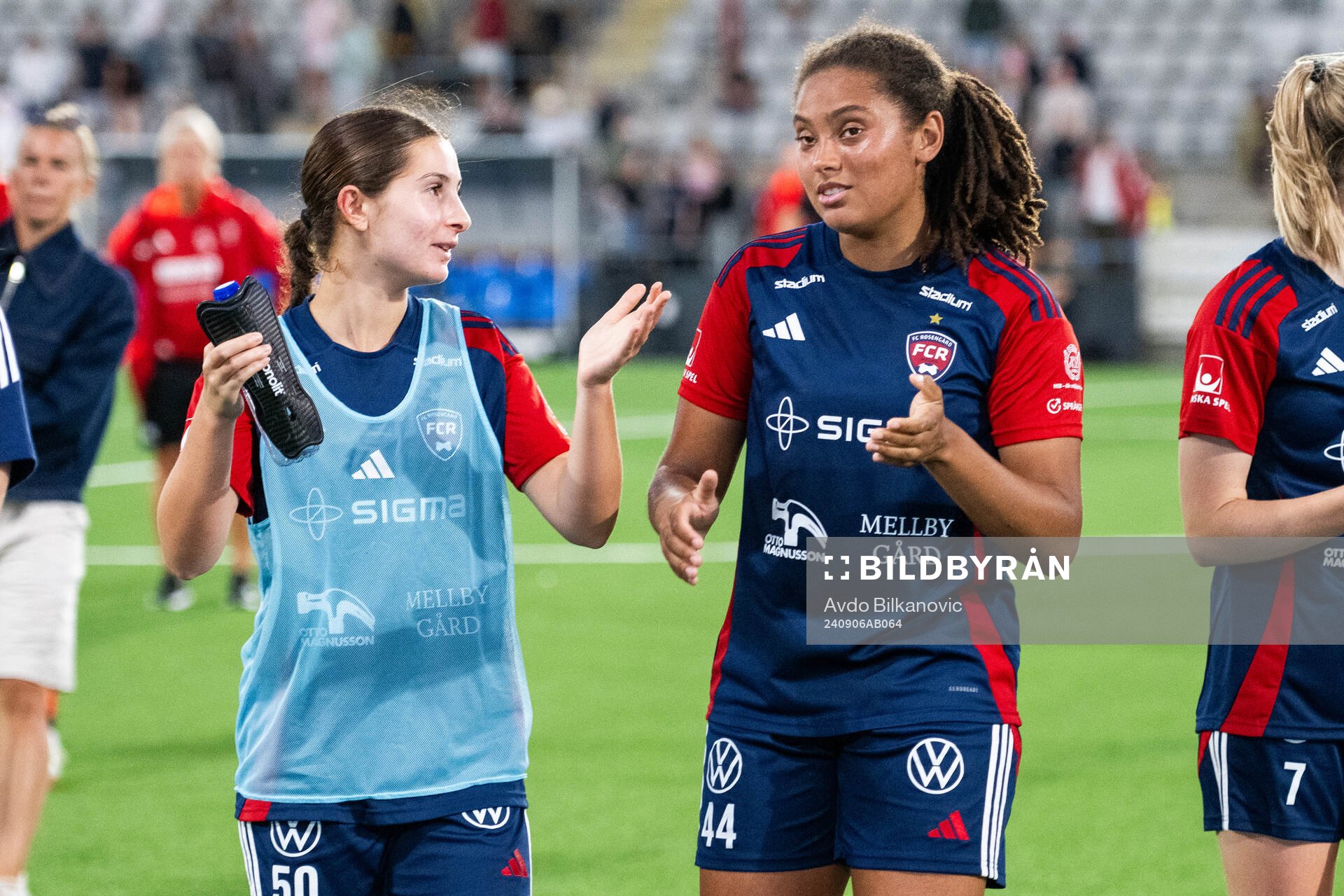 FC Rosengårds Filippa Sjöström och Jo-Anne Agbor Tataw Cronquist jublar efter slutsignalen under fotbollsmatchen i Damallsvenskan mellan FC Rosengård och Brommapojkarna den 6 september 2024 i Malmö.