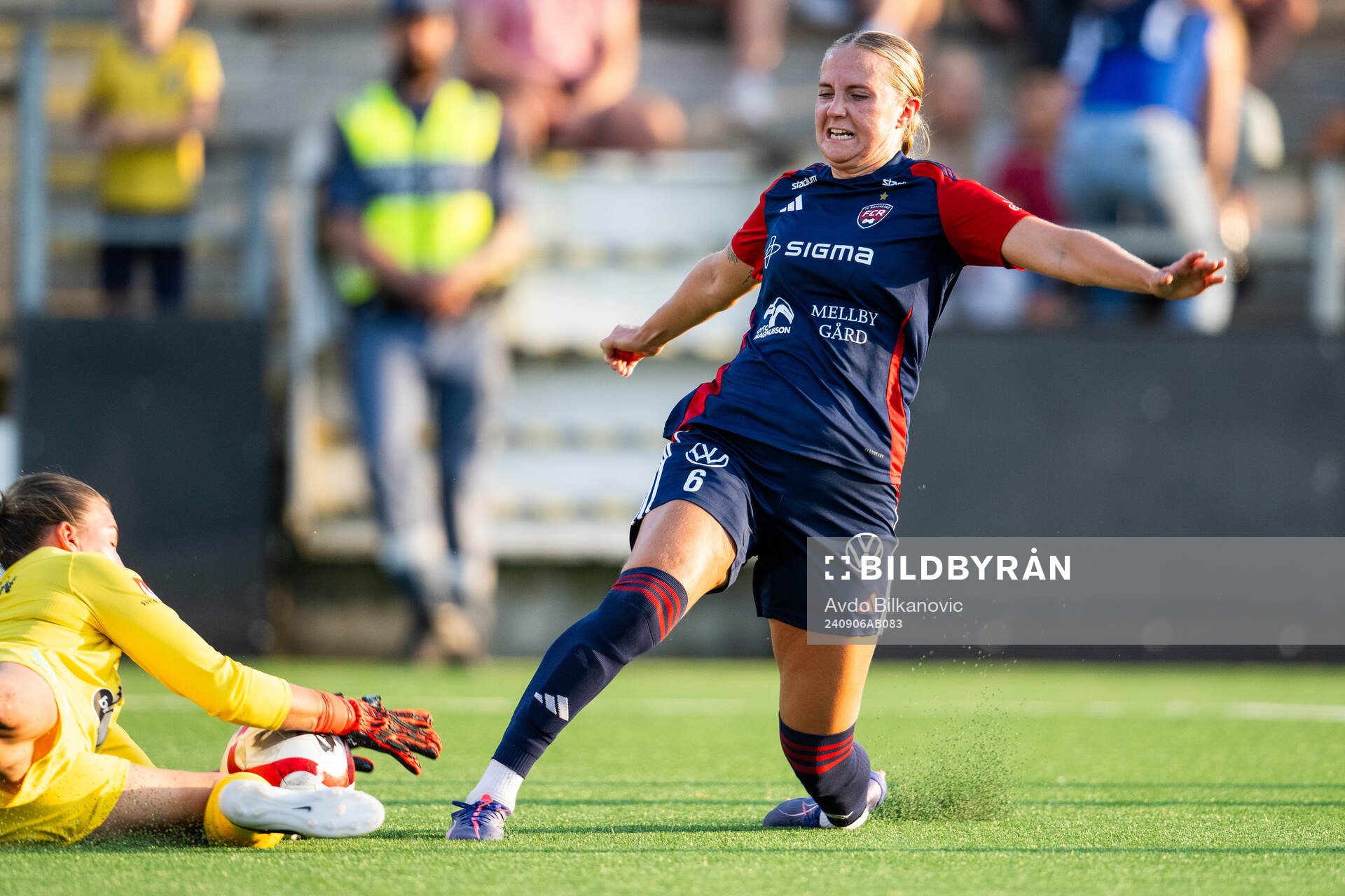 FC Rosengårds Ria Noora Minerva Öling framför