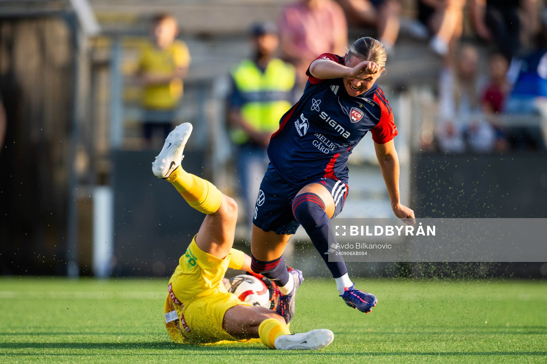 FC Rosengårds Ria Noora Minerva Öling framför