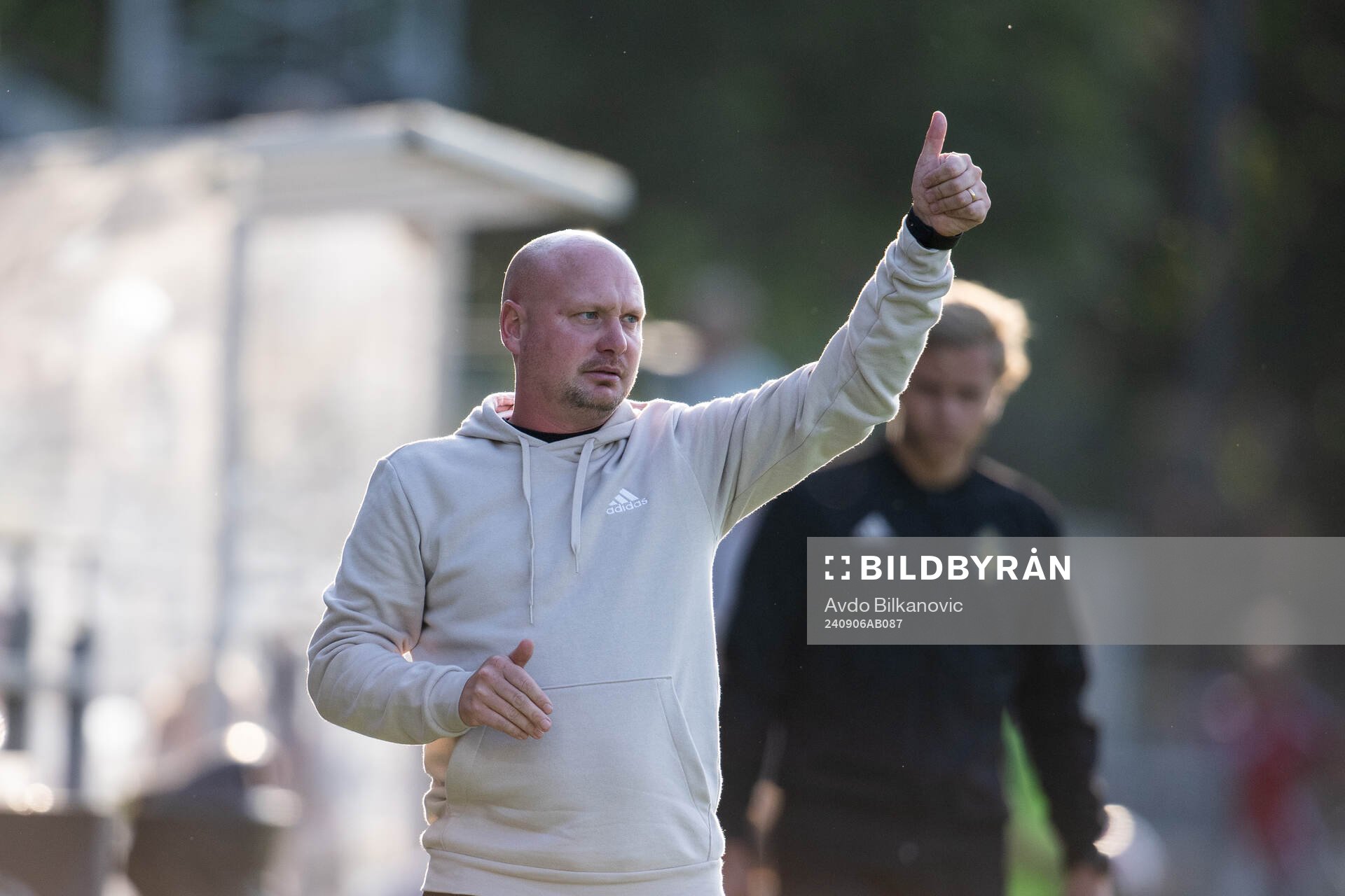 FC Rosengårds tränare Joel Kjetselberg ger tummen upp