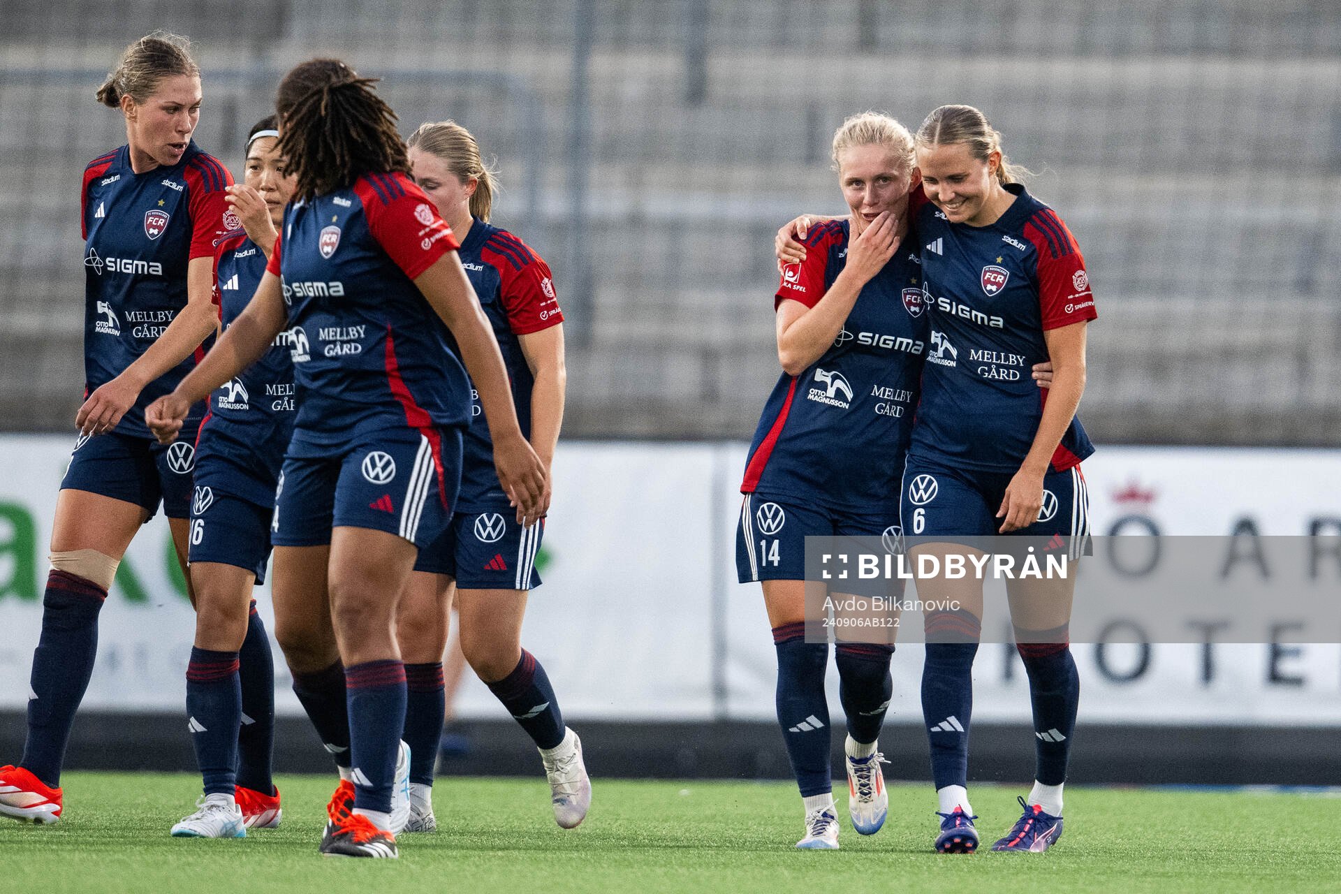 FC Rosengårds Emilia Larsson och Ria Noora Minerva Öling jublar under fotbollsmatchen i Damallsvenskan mellan FC Rosengård och Brommapojkarna den 6 september 2024 i Malmö.