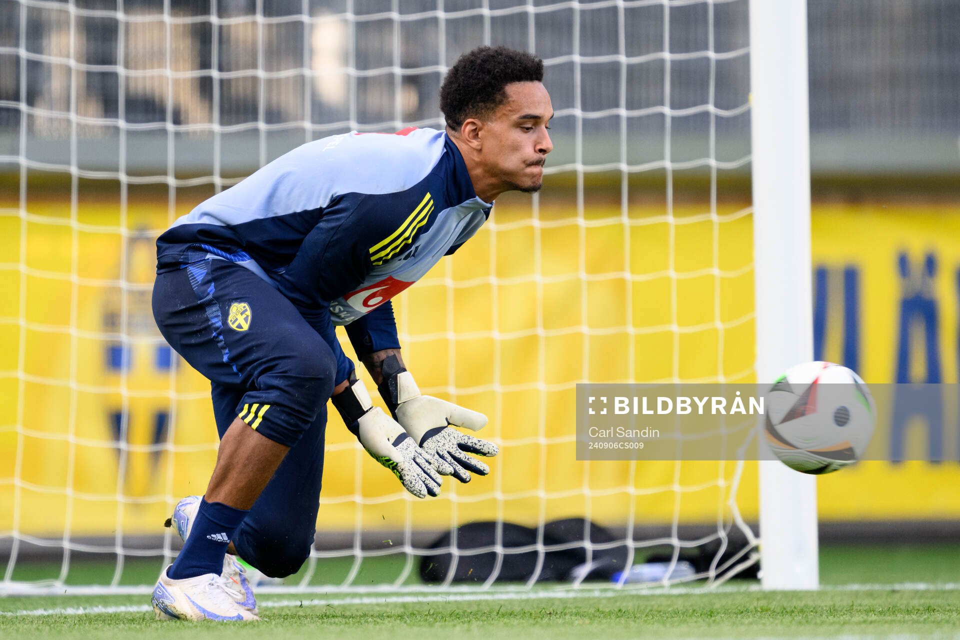 Goalkeeper Oliver Dovin of Sweden