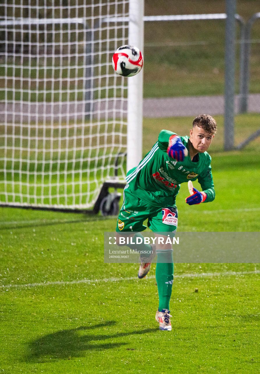 IFK Hässleholms 18-årige målvakt Alve Lind i matchen i division 2 mellan IFK Hässleholm och FK Karlskrona 6 september 2024.