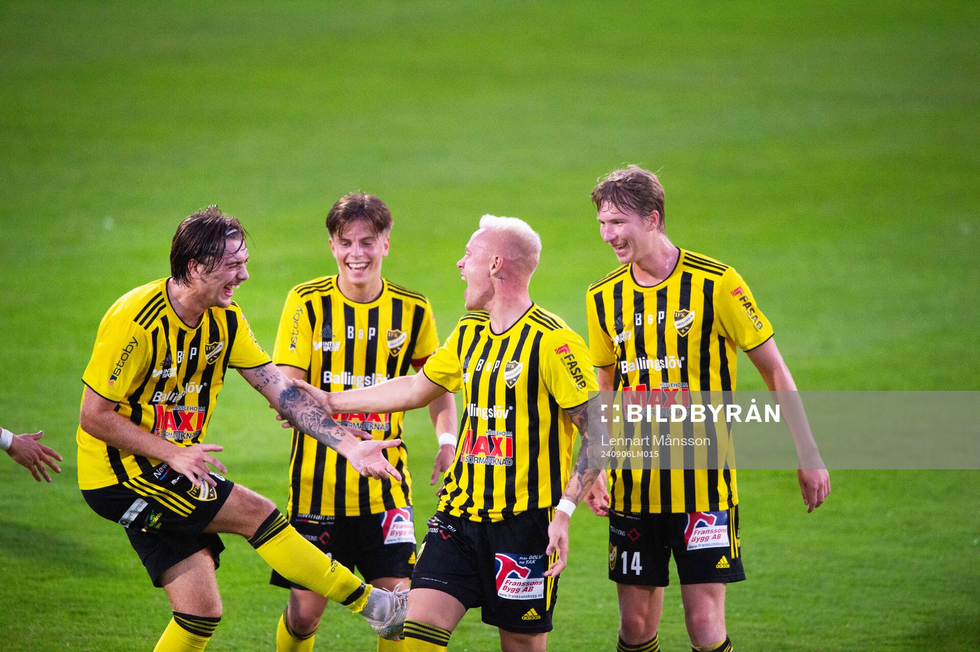 IFK Hässleholms Alexander Sjöström har gjort 1-0 och grattas av Axel Winberg, Jussi Tikkanen och Hugo Arvidsson i matchen i division 2 mellan IFK Hässleholm och FK Karlskrona 6 september 2024.