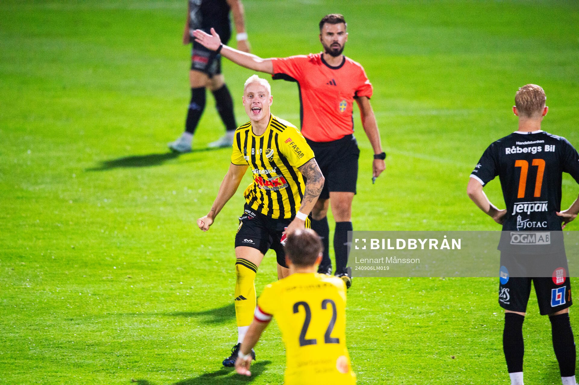 IFK Hässleholms Alexander Sjöström har gjort 2-0 och jublar i matchen i division 2 mellan IFK Hässleholm och FK Karlskrona 6 september 2024.