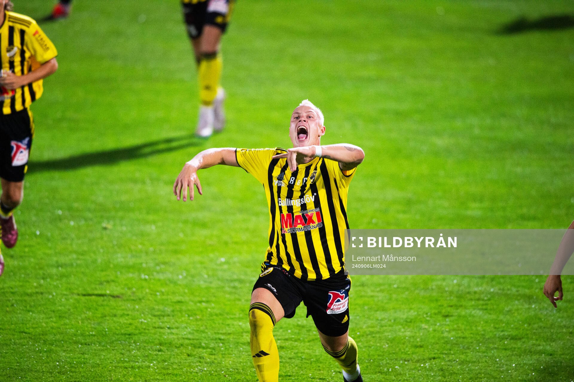 IFK Hässleholms Alexander Sjöström har gjort 2-0 och jublar i matchen i division 2 mellan IFK Hässleholm och FK Karlskrona 6 september 2024.