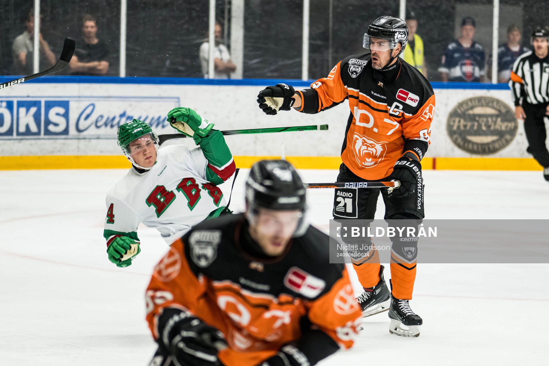 Rögles Jacob Peterson och Wolfsburgs Spencer Machacek