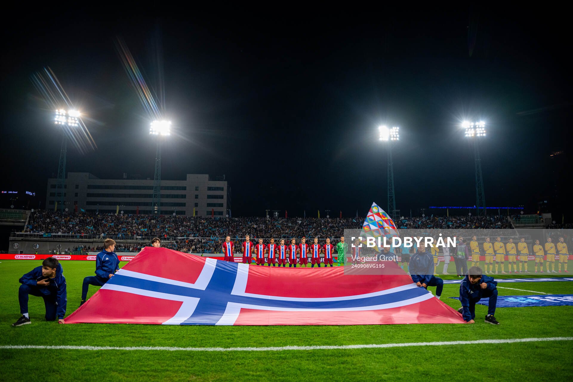 Players of both teams line up
