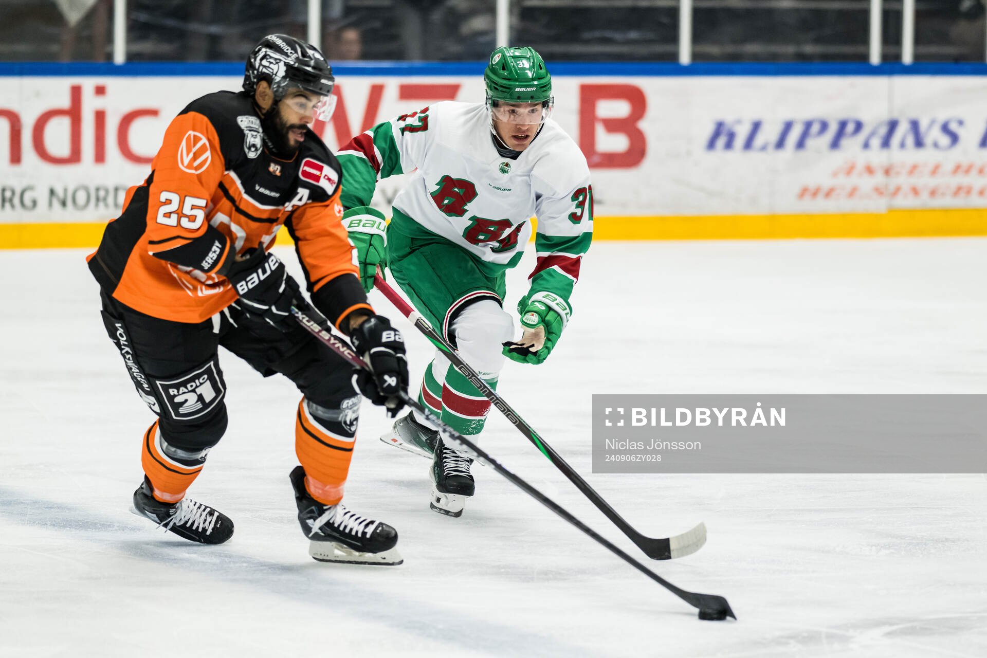 Wolfsburgs Darren Archibald och Rögles Albin Sundsvik